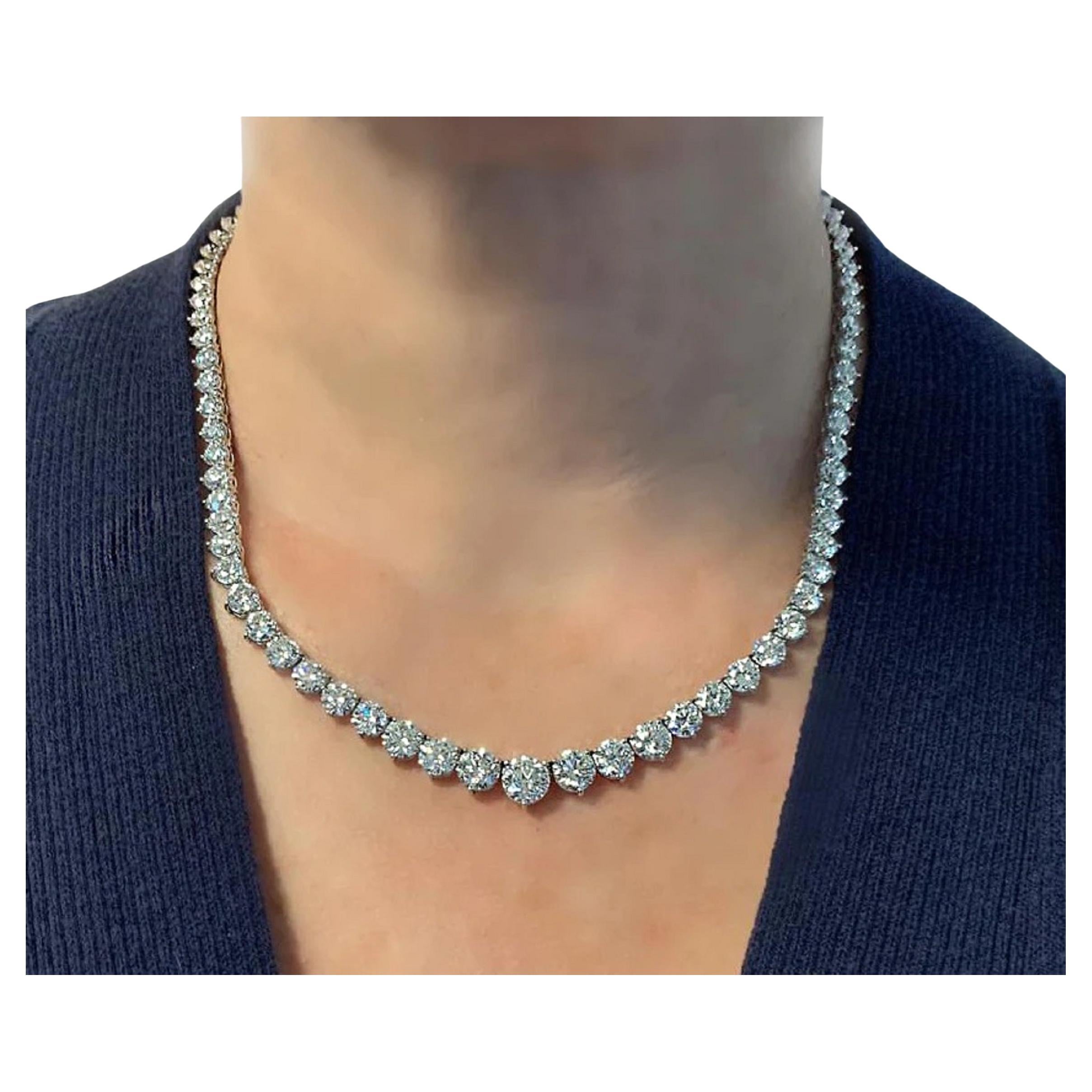 An exquisite riviera necklace of 20 carats
