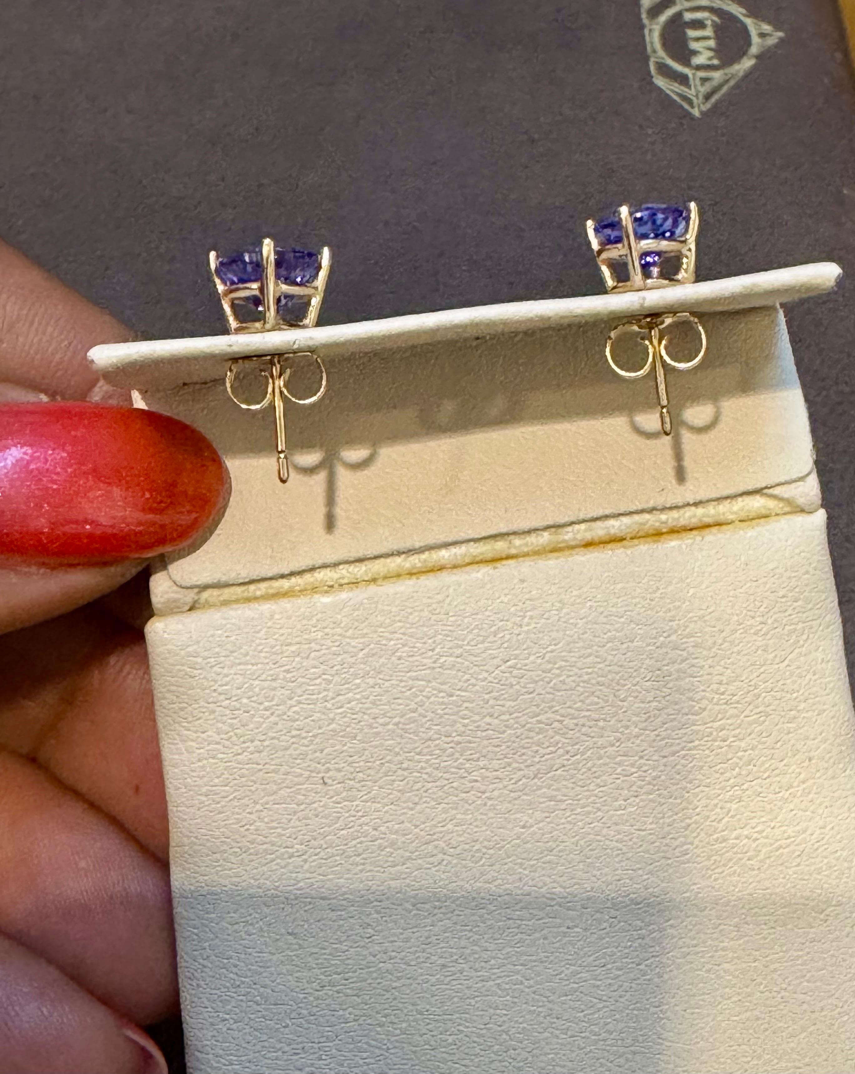 2.5 Carat Round Tanzanite Stud Earrings 14 Karat Yellow Gold, Post Back In Excellent Condition For Sale In New York, NY