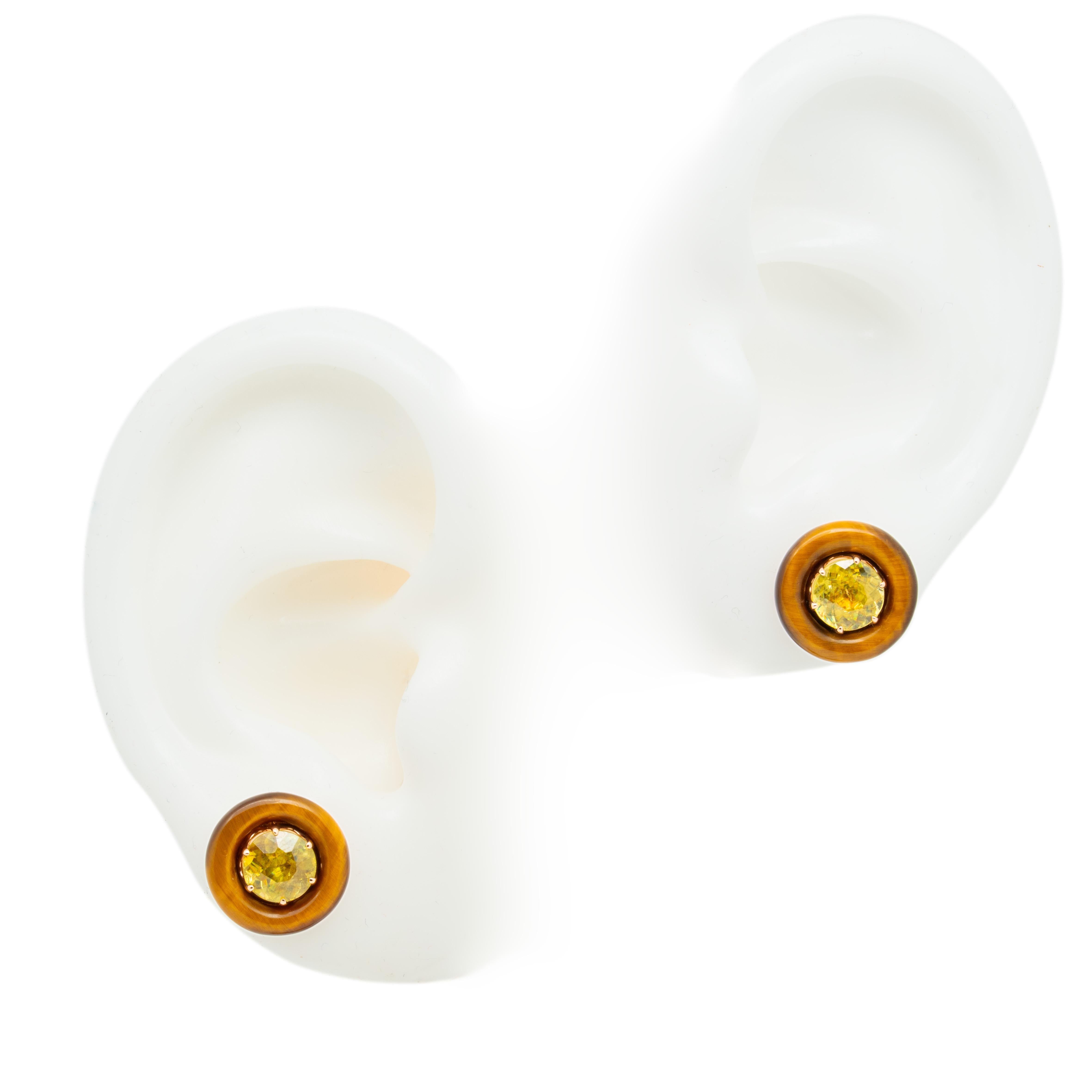 Questi orecchini a perno combinano un design sobrio con un fascino accattivante. Ogni pezzo presenta una sfinge gialla dal taglio rotondo delicatamente incastonata in un ritaglio circolare, creando una silhouette elegante con un tocco pop-punk.

Lo