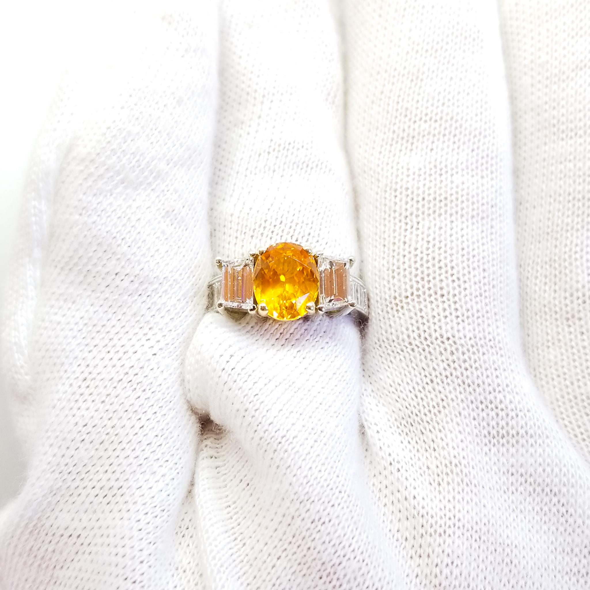 Zafiro vivo de 2,5 quilates Anillo de diamantes baguette trapezoidal de 1,5 quilates Platino 18KY en venta 1