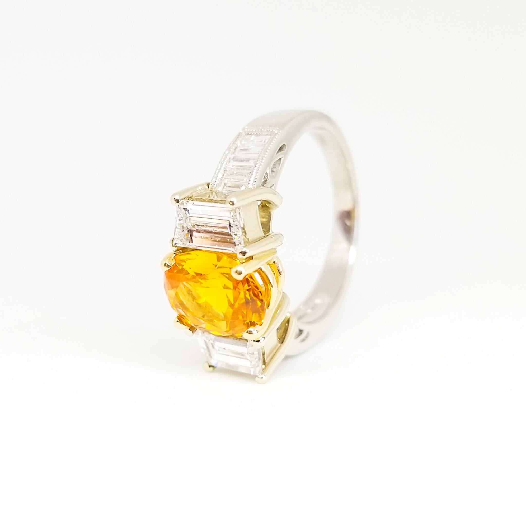 Zafiro vivo de 2,5 quilates Anillo de diamantes baguette trapezoidal de 1,5 quilates Platino 18KY en venta 3