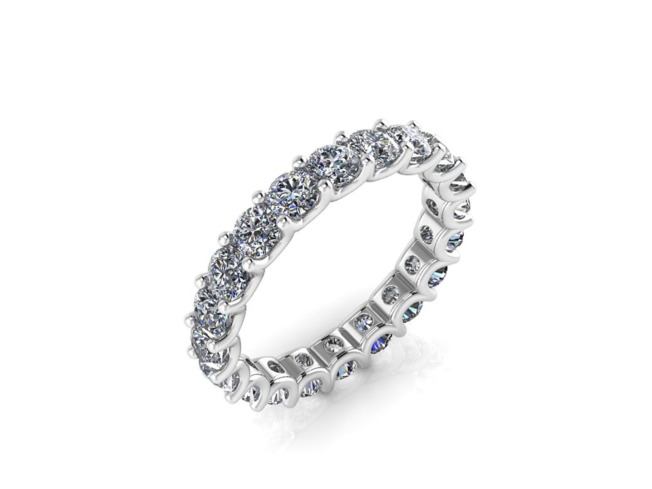 Anillo de eternidad apilable con diamantes blancos de 2,5 quilates Platino 950 Moderno en venta