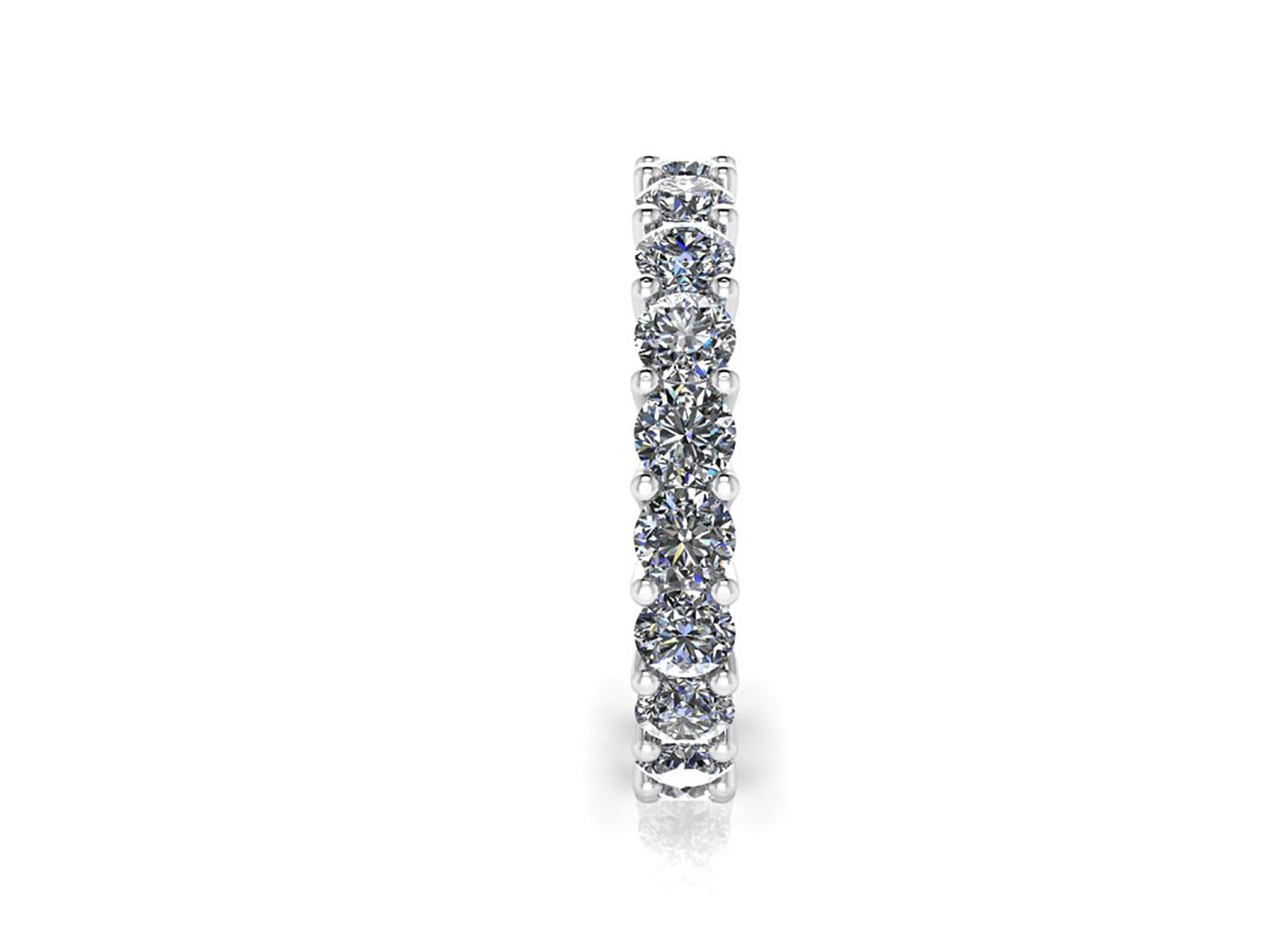 Anillo de eternidad apilable con diamantes blancos de 2,5 quilates Platino 950 Corte redondo en venta