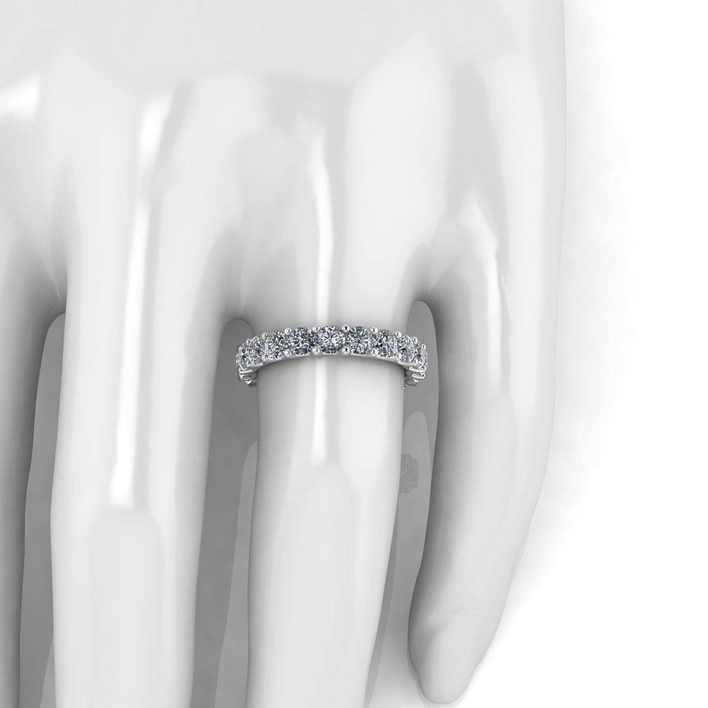 Femenino o masculino Anillo de eternidad apilable con diamantes blancos de 2,5 quilates Platino 950 en venta