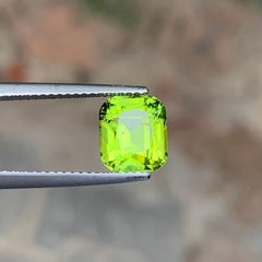 2.5 Carats Apple Green Color Step Cushion Cut Natural Peridot for Jewellery 8mm