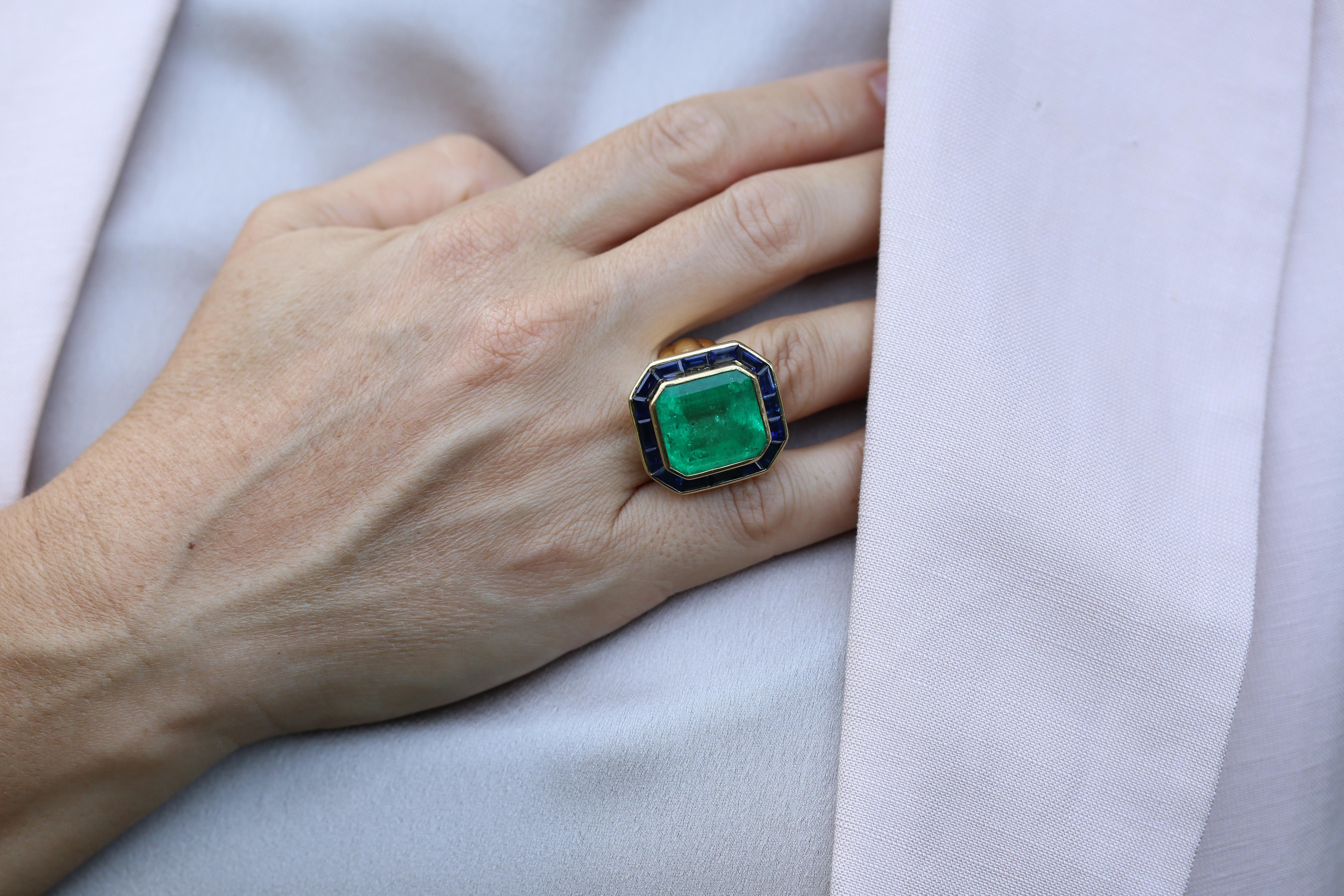 Bague en or jaune 25 carats émeraude saphirs, 1950 en vente 6