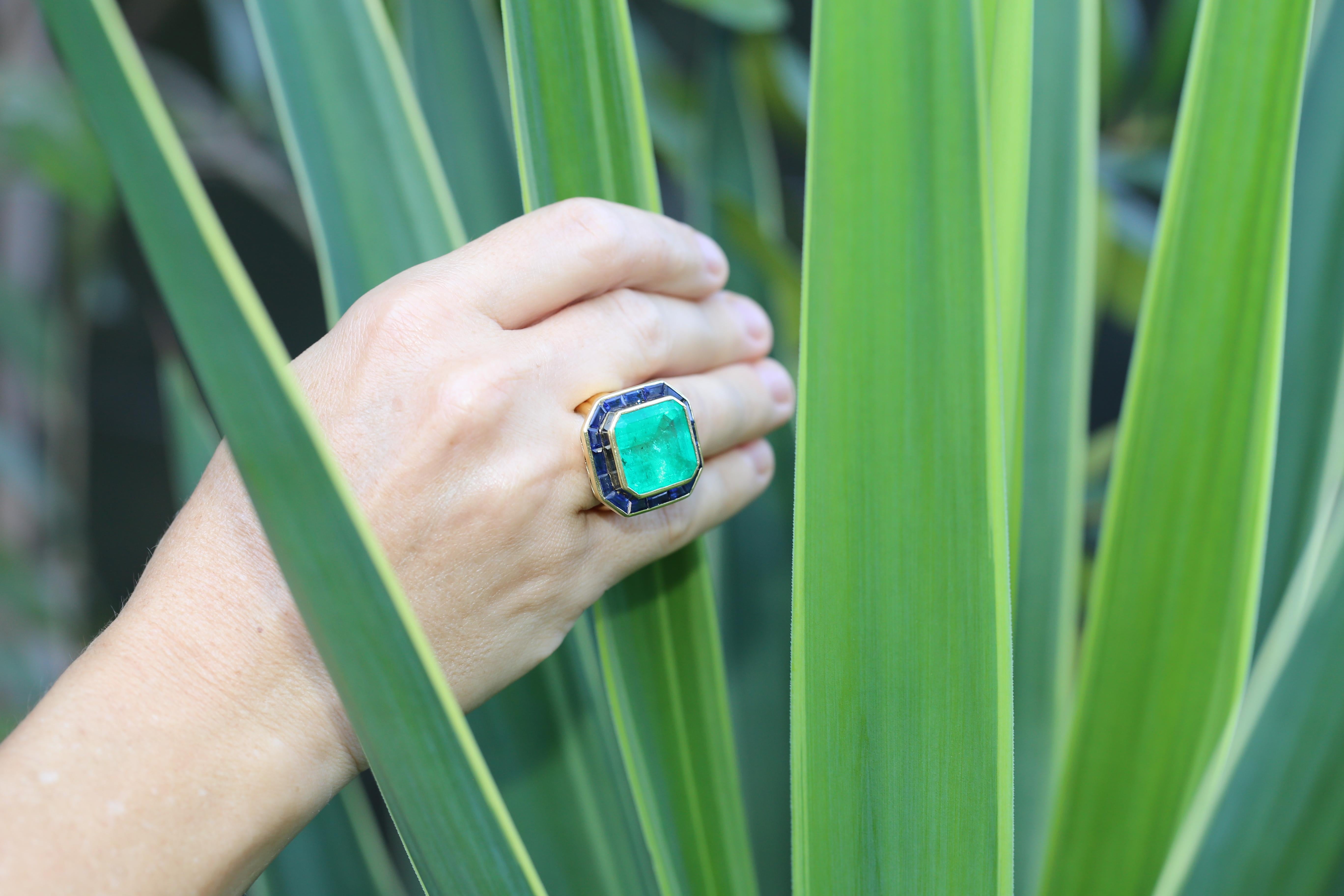 Bague en or jaune 25 carats émeraude saphirs, 1950 en vente 7