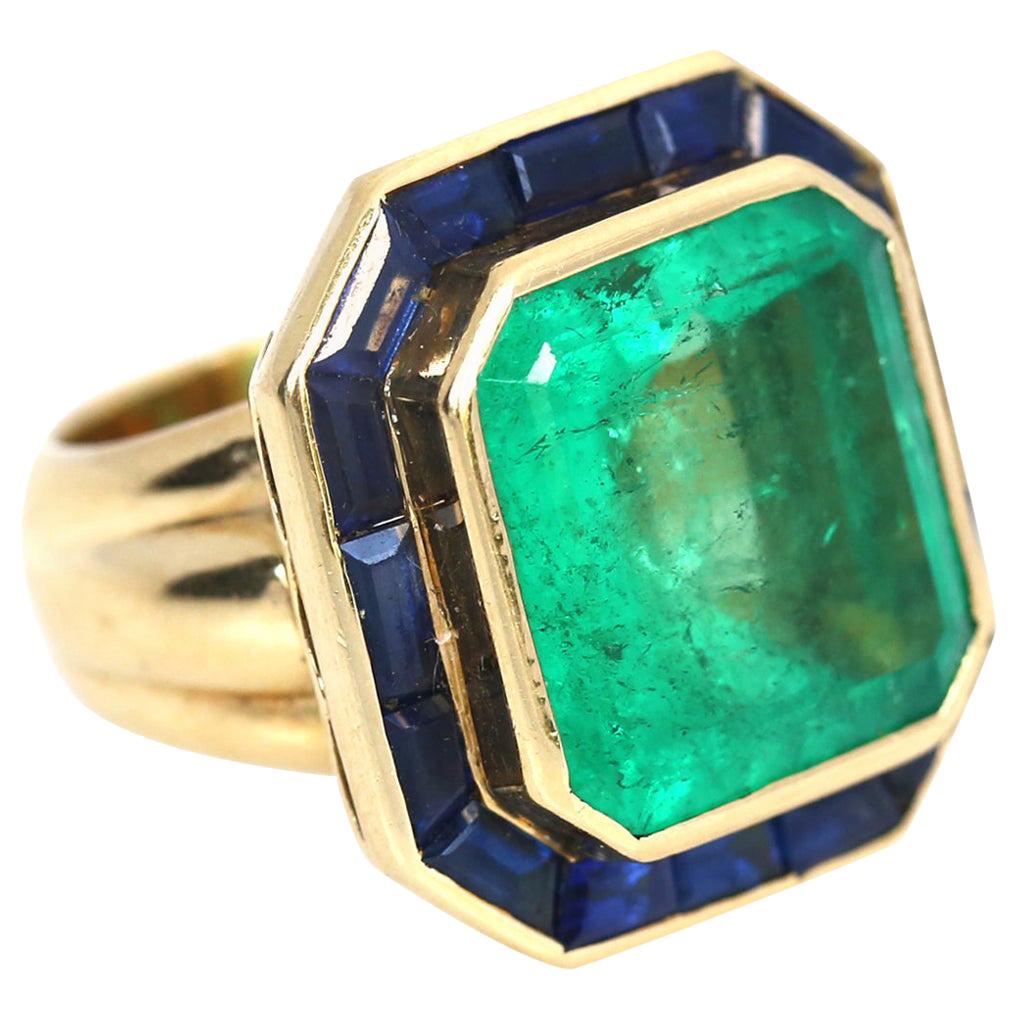 Bague en or jaune 25 carats émeraude saphirs, 1950

25Ct d'émeraude fine entourée de saphirs dans une coulée d'or jaune. Magnifique bague de collection. Aucune photo ne peut rendre justice à cette pierre massive. L'émeraude dégage une impression de