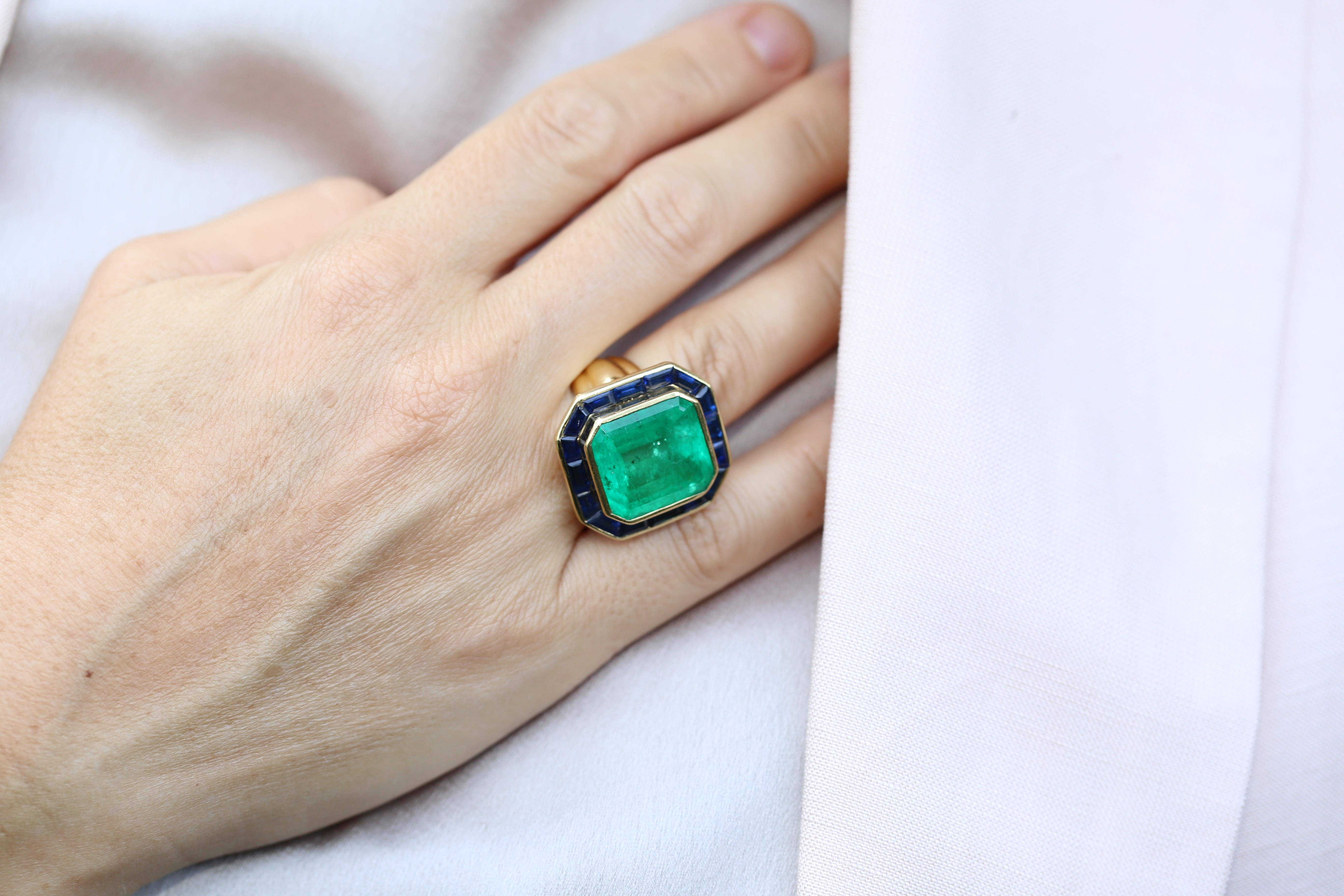 Taille émeraude Bague en or jaune 25 carats émeraude saphirs, 1950 en vente