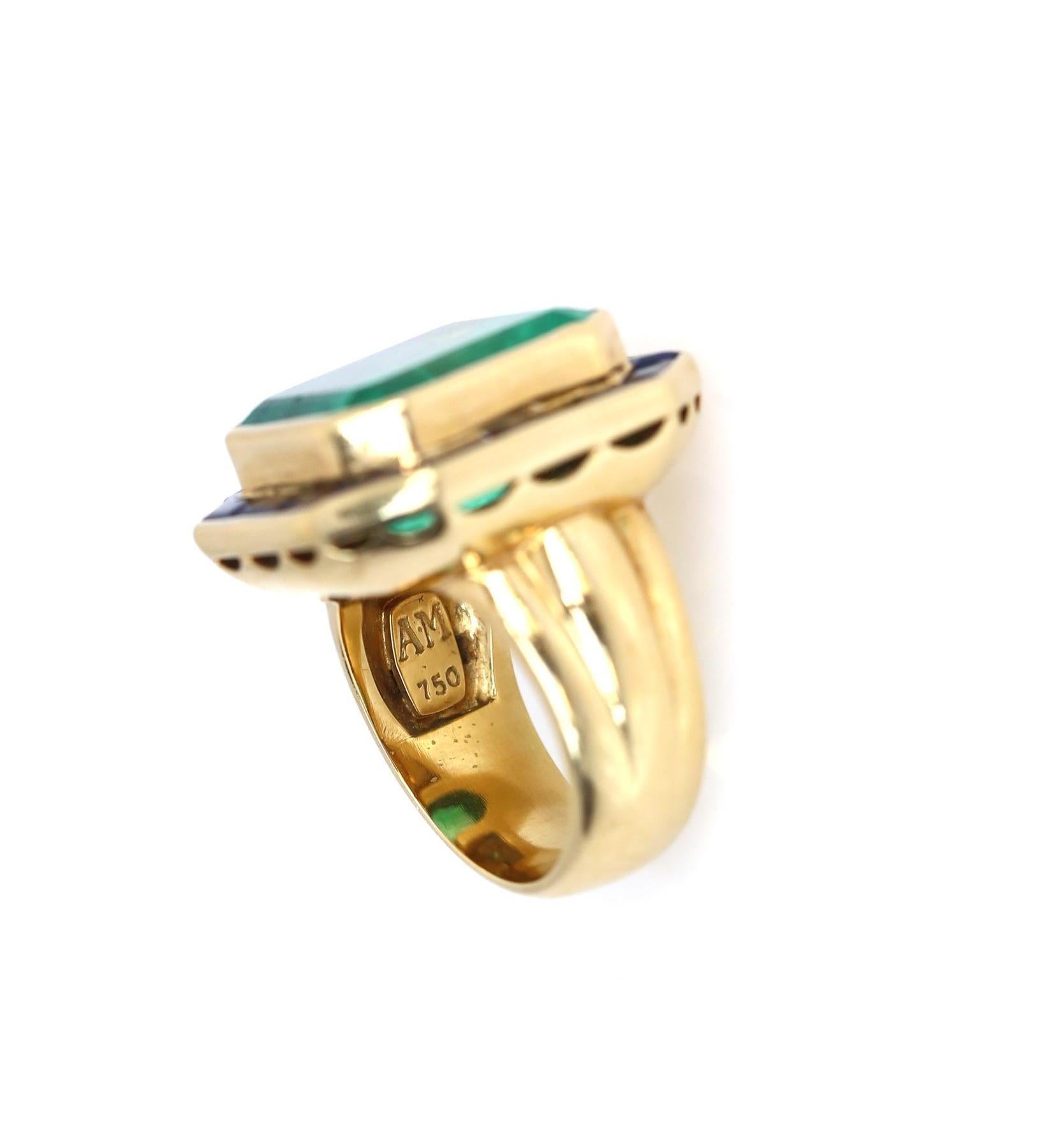 Bague en or jaune 25 carats émeraude saphirs, 1950 Bon état - En vente à Herzelia, Tel Aviv