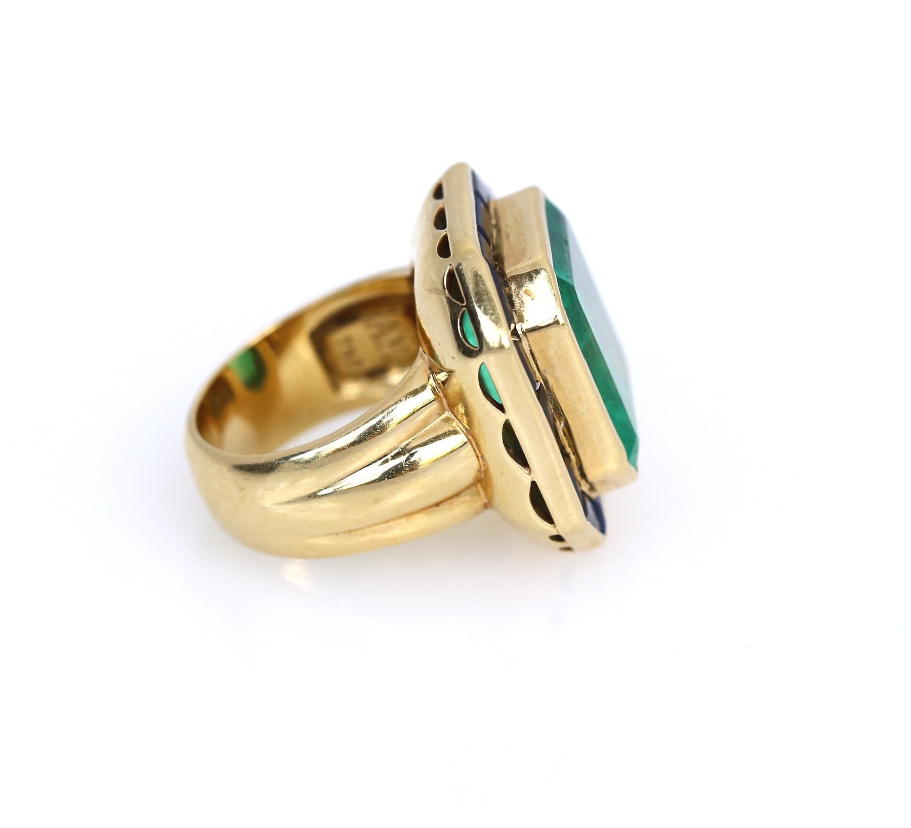 Bague en or jaune 25 carats émeraude saphirs, 1950 Pour femmes en vente