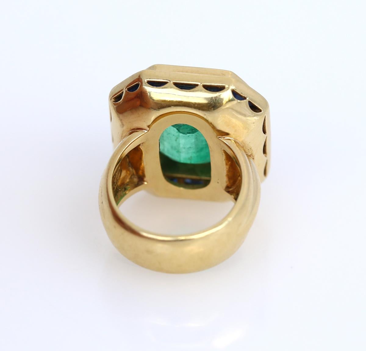 Bague en or jaune 25 carats émeraude saphirs, 1950 en vente 1
