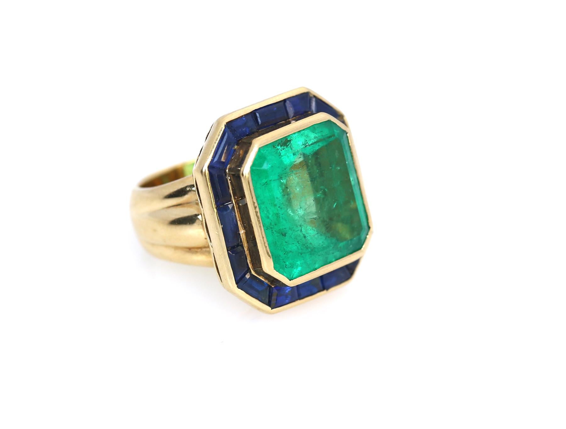 Bague en or jaune 25 carats émeraude saphirs, 1950 en vente 2