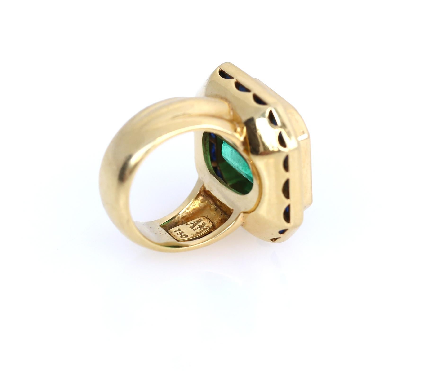 Bague en or jaune 25 carats émeraude saphirs, 1950 en vente 3