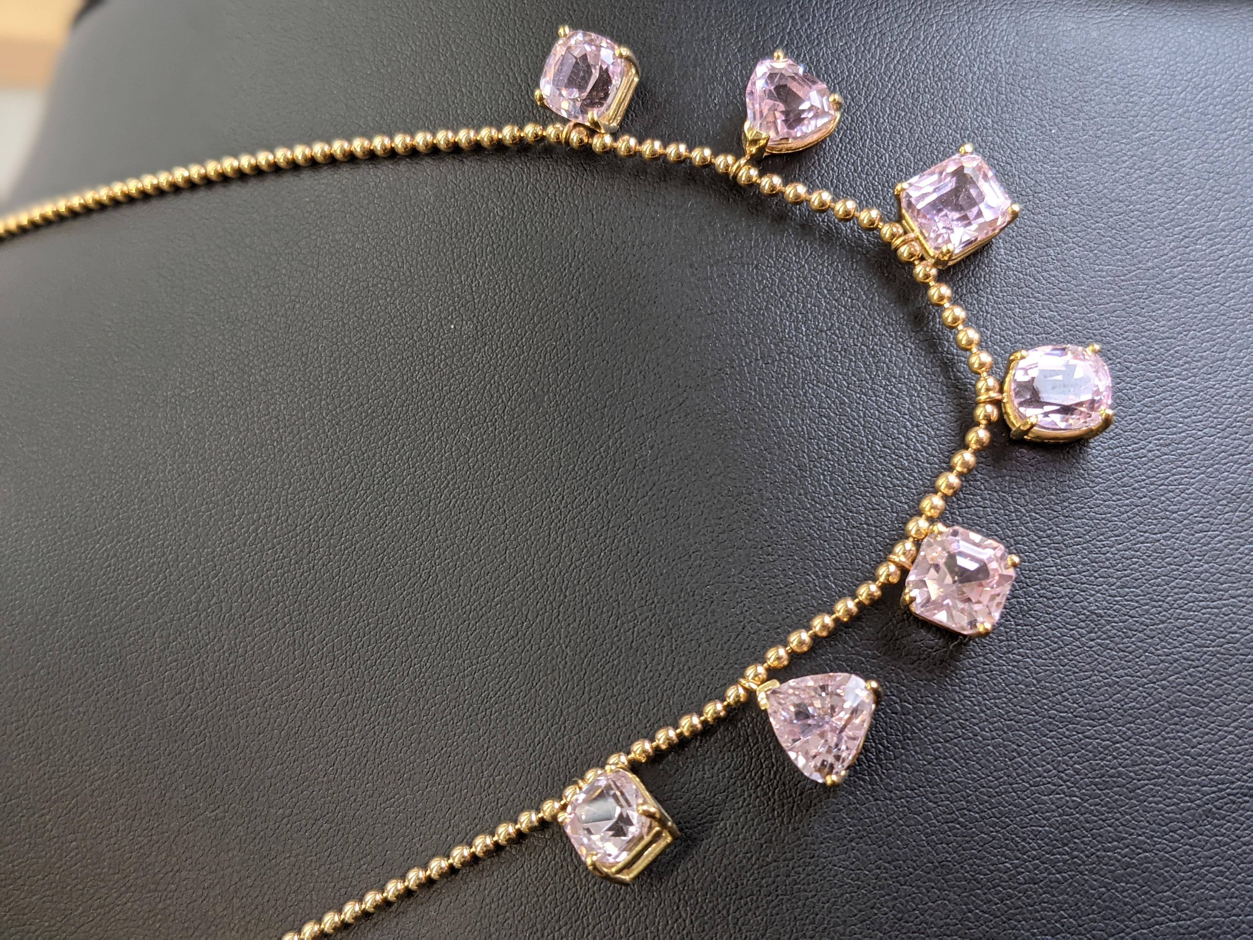 Art Deco 25 carats Rose' natural Kunzite gems multiple cuts necklace in 18k yellow gold For Sale
