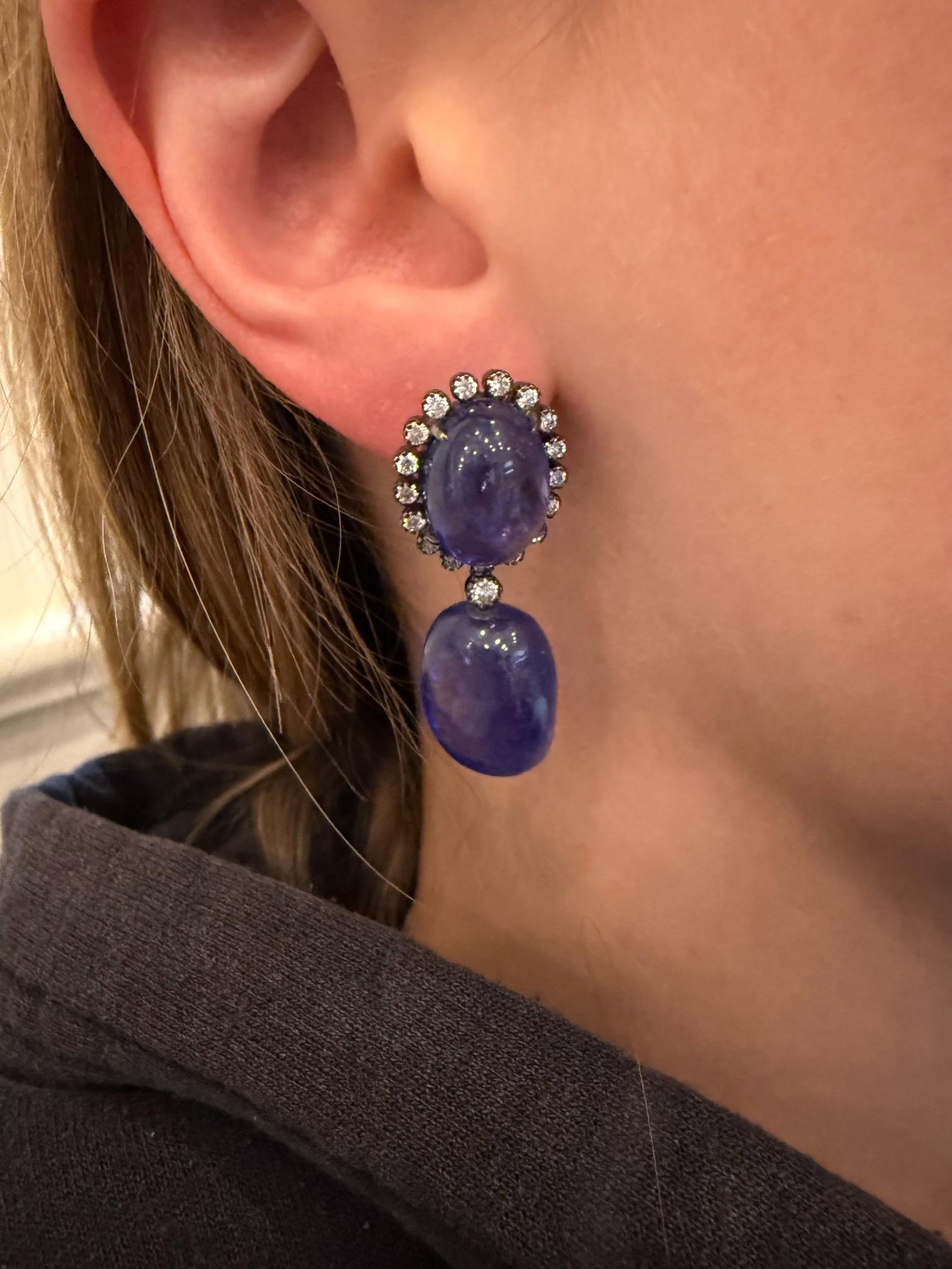 Erstaunliche Farbe in diesen blauen Tansanit-Ohrringen mit den weißesten Diamanten! Getrommelte Tansanitsteine mit geschwärztem Gold. Diese Ohrringe sind umwerfend!
