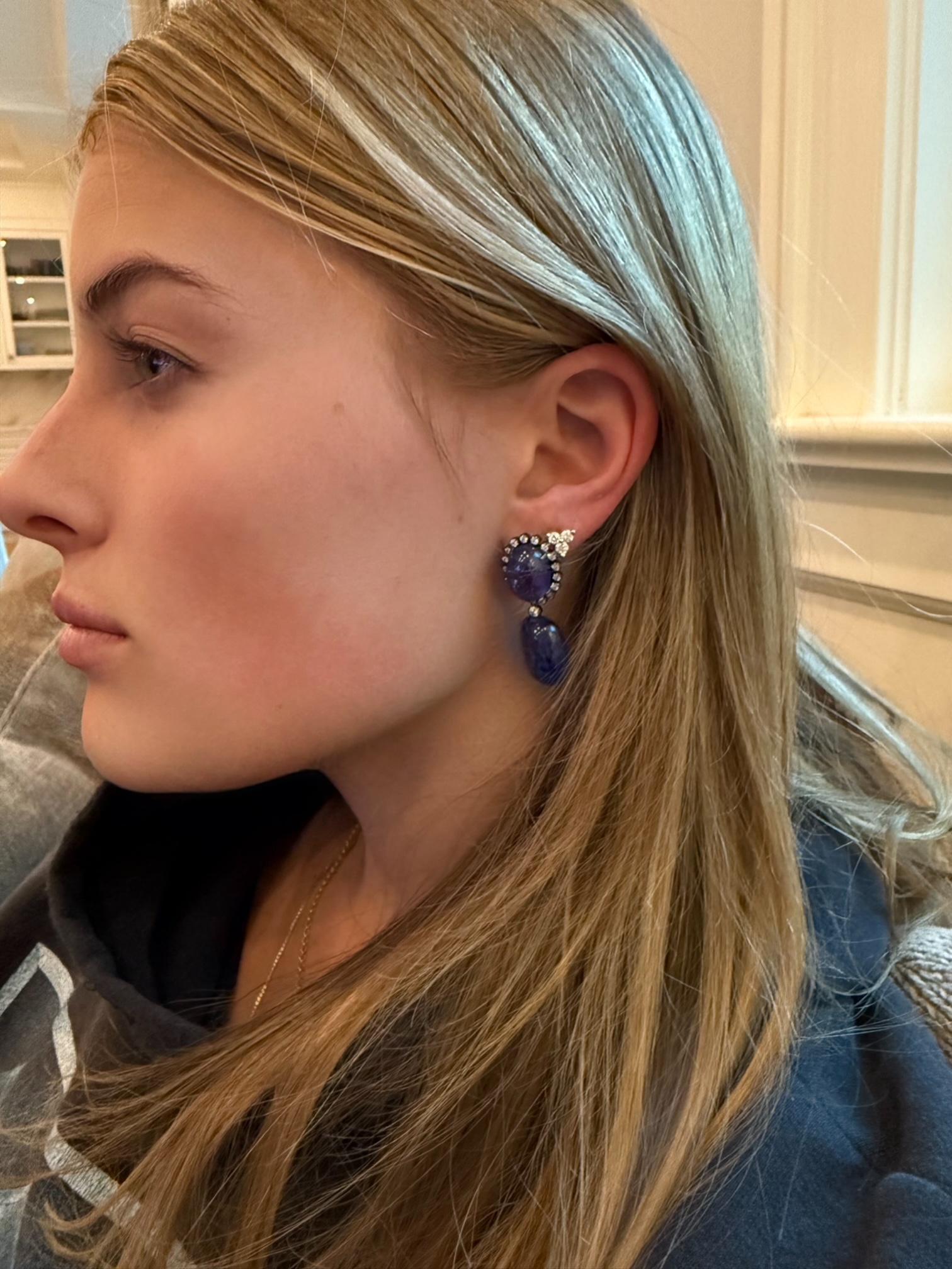 25 Karat gewölbter Tansanit mit Diamanten in Schwarzend 18k Gold (Zeitgenössisch) im Angebot
