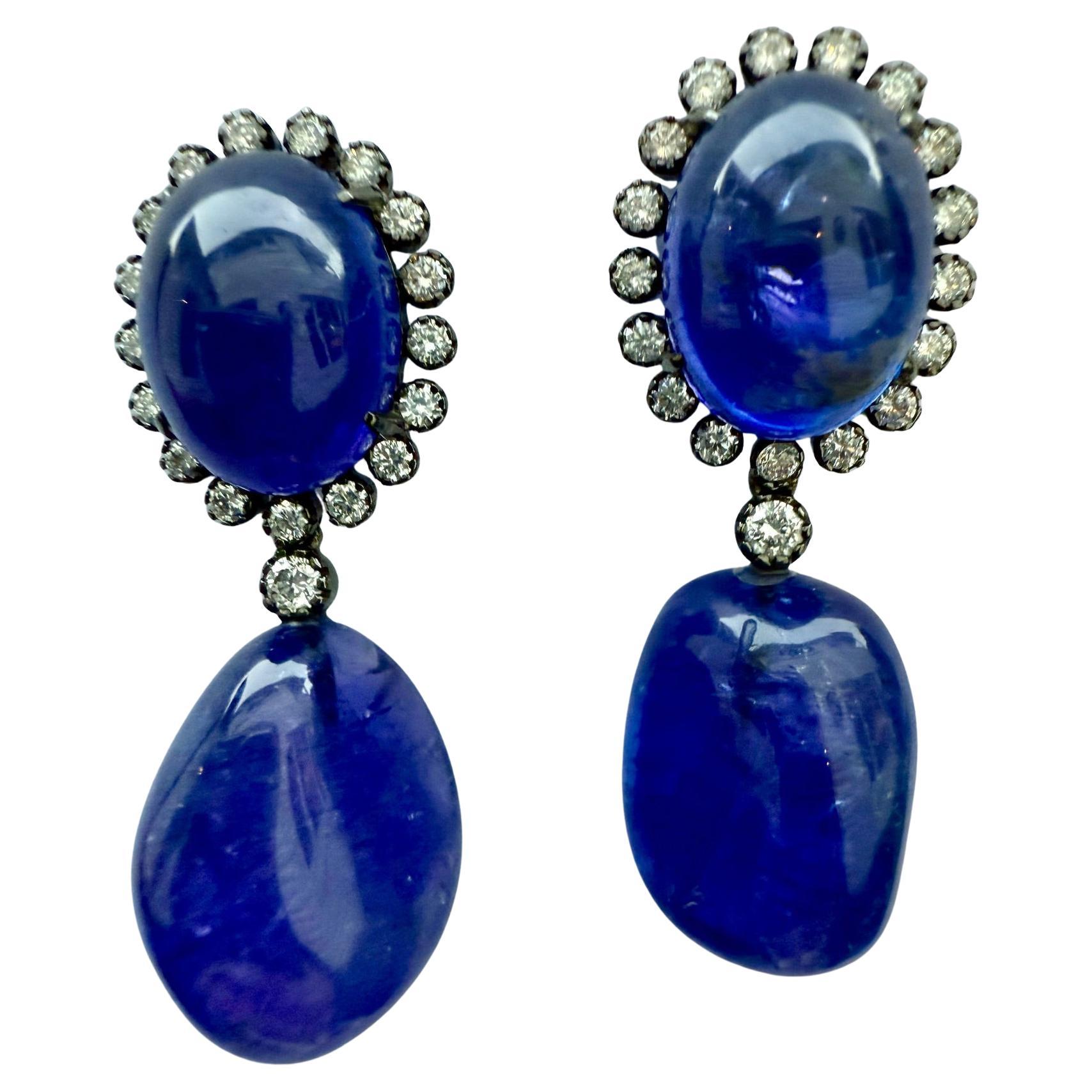 25 Karat gewölbter Tansanit mit Diamanten in Schwarzend 18k Gold im Angebot
