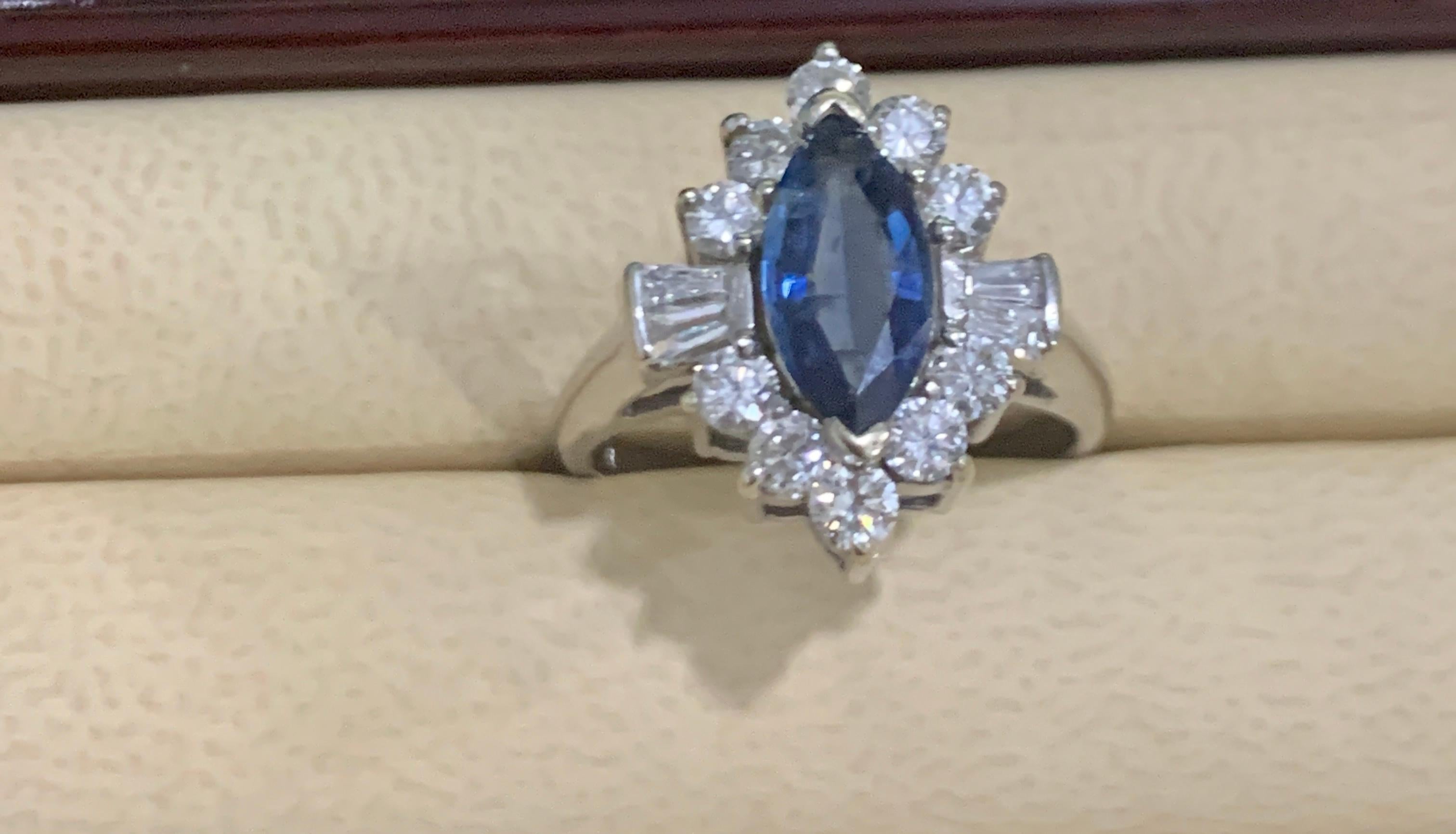 Bague cocktail en or blanc 18 carats avec saphir bleu 2,5 carats et diamants 1,2 carat (succession) Excellent état - En vente à New York, NY