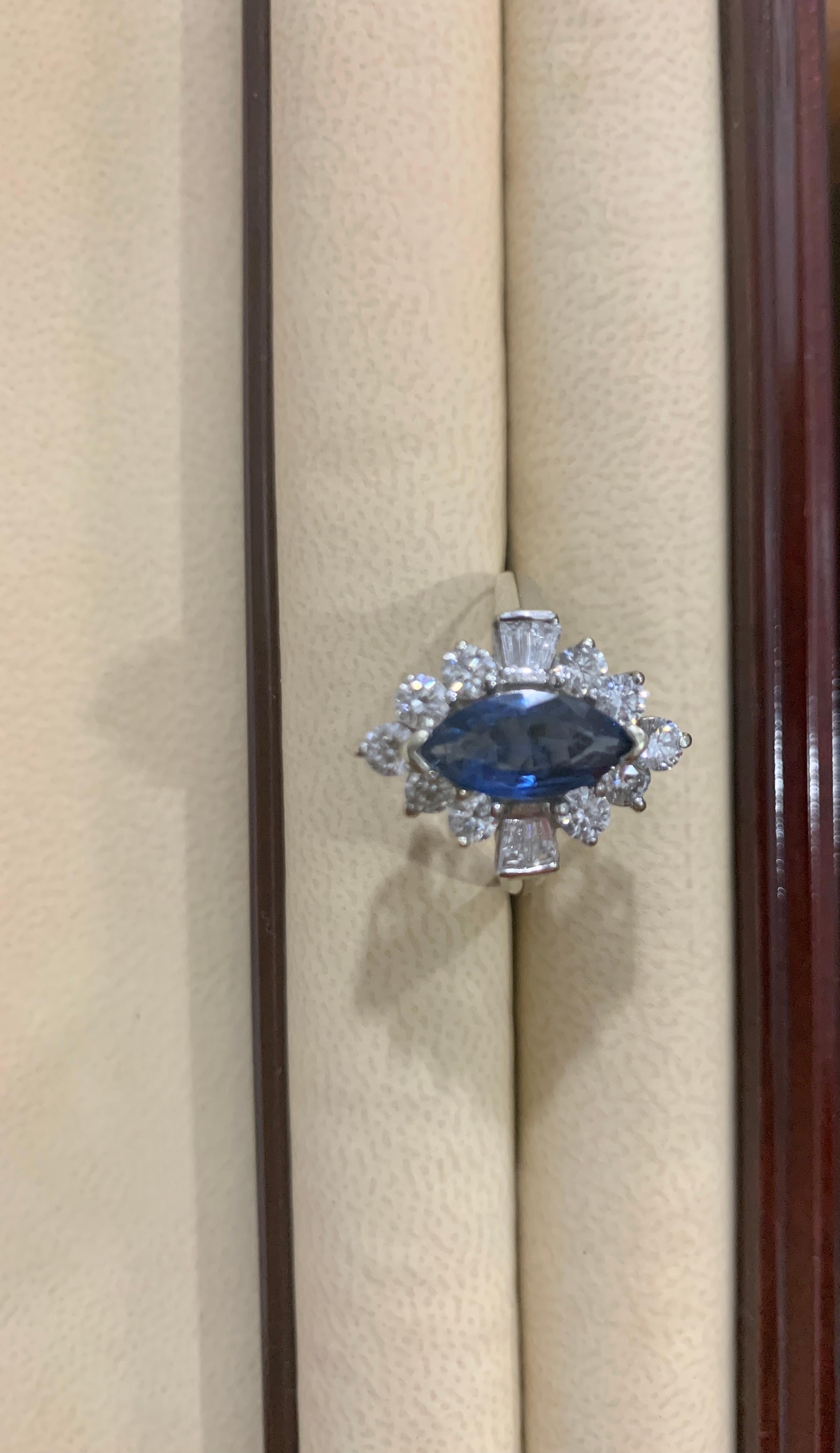 Bague cocktail en or blanc 18 carats avec saphir bleu 2,5 carats et diamants 1,2 carat (succession) Pour femmes en vente