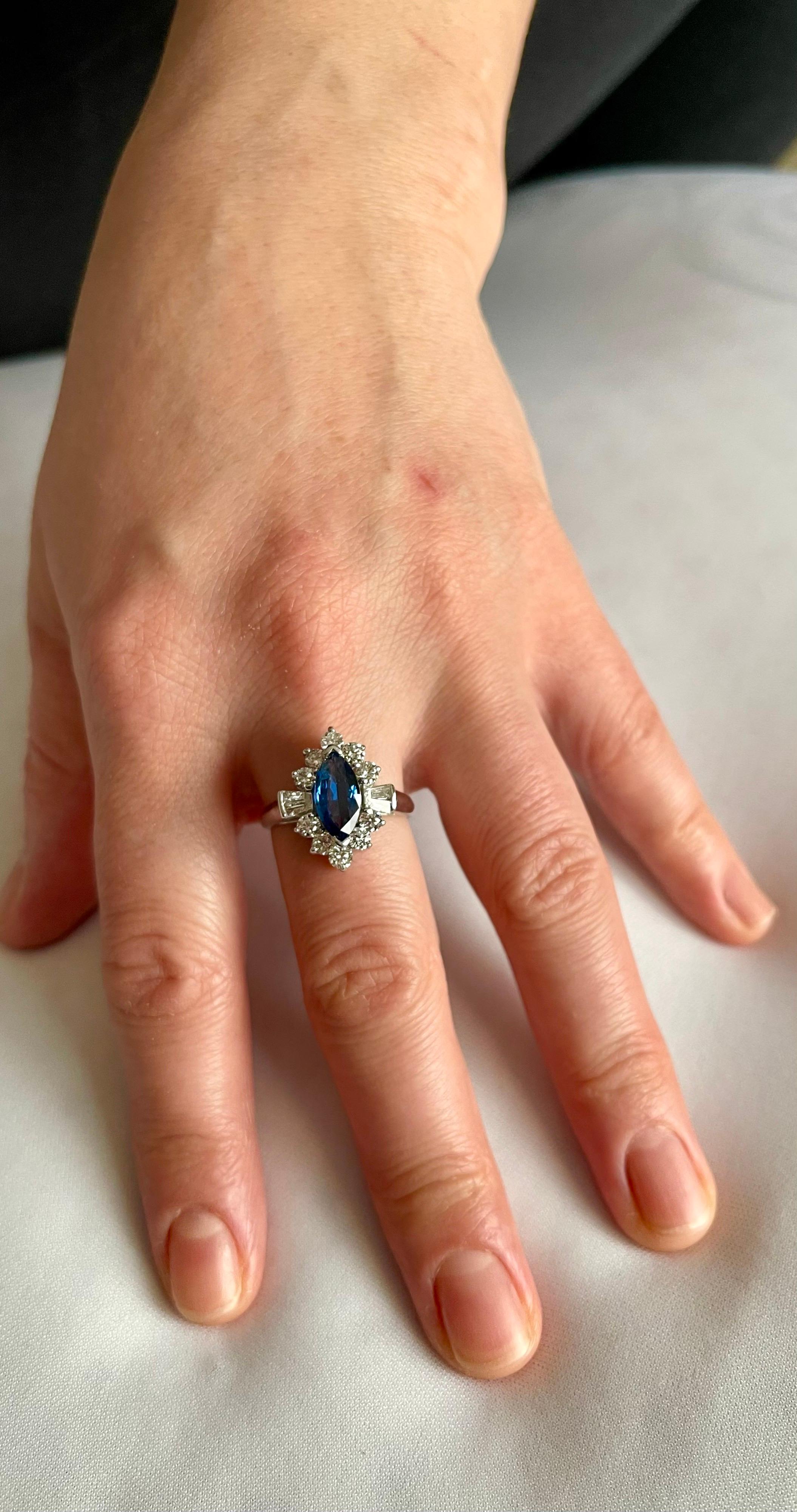 Bague cocktail en or blanc 18 carats avec saphir bleu 2,5 carats et diamants 1,2 carat (succession) en vente 4