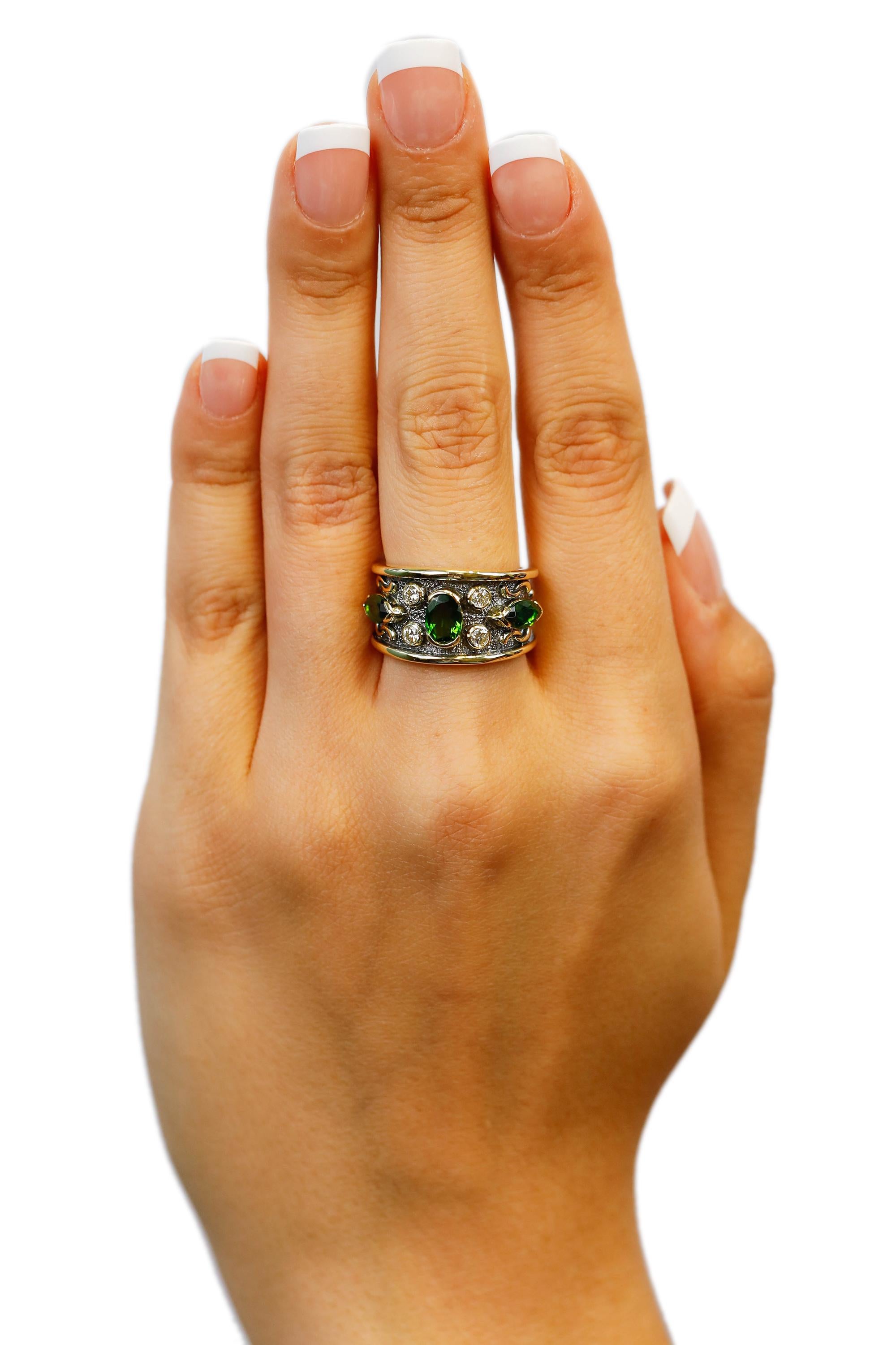 2.5 CT Chrome Diopside Tourmaline and Diamond Band Ring US Size 6

Crafted in 18 kt Yellow Gold, this Unique design showcases a white Diamond 0.35 TCW Round-shaped diamonds, set in yellow gold, fine Oval, and marquise shape mesmerizing 2.5 ct Chrome