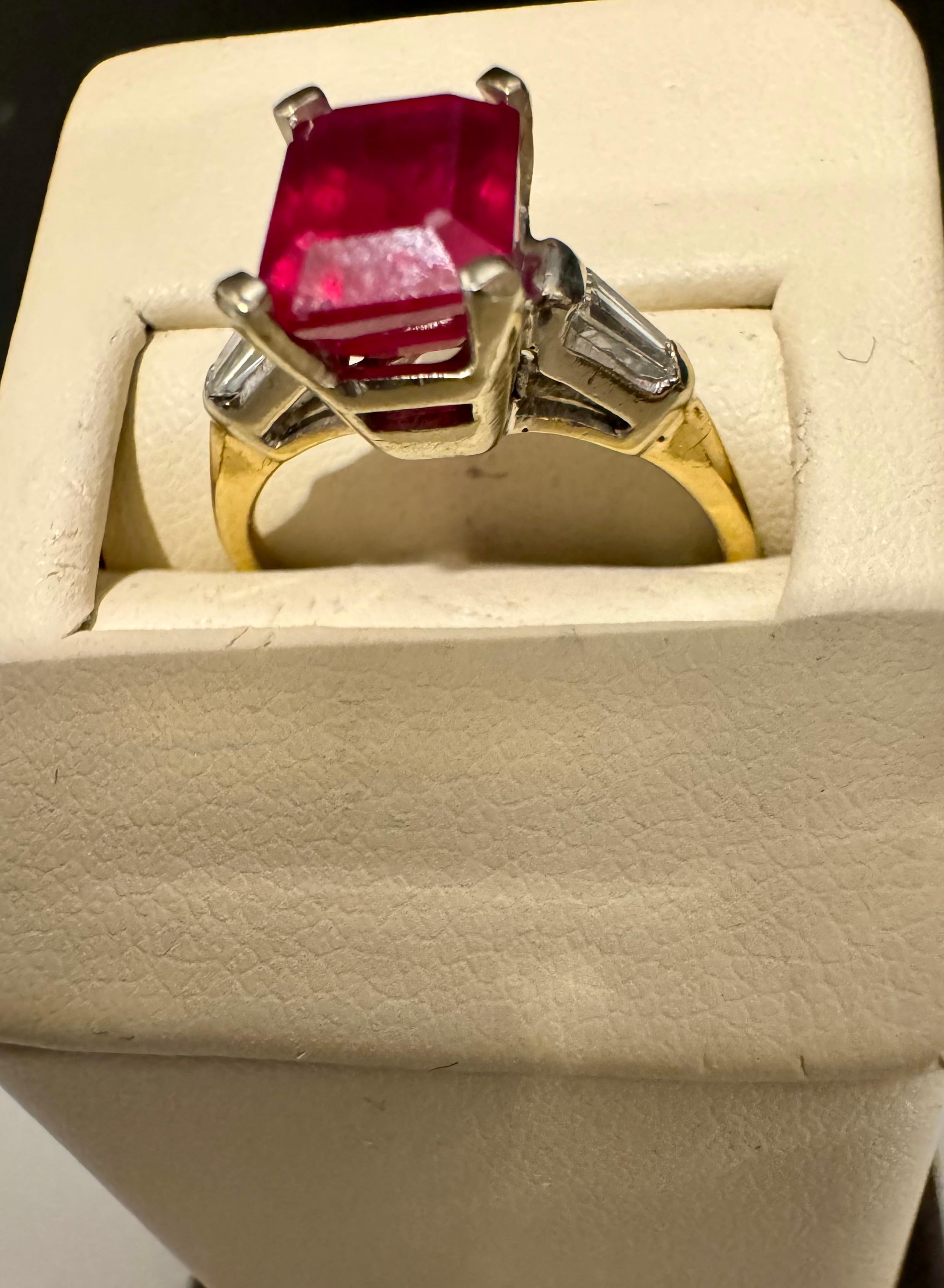 2.5 Ct Emerald Cut Treated Ruby & 0.15 ct Diamond Ring 14 Kt White Gold Size 5
La bague en or blanc 14 carats de 2,5 carats de rubis traité à la taille d'émeraude et de 0,15 carat de diamant est une pièce vraiment étonnante. Cette bague est ornée