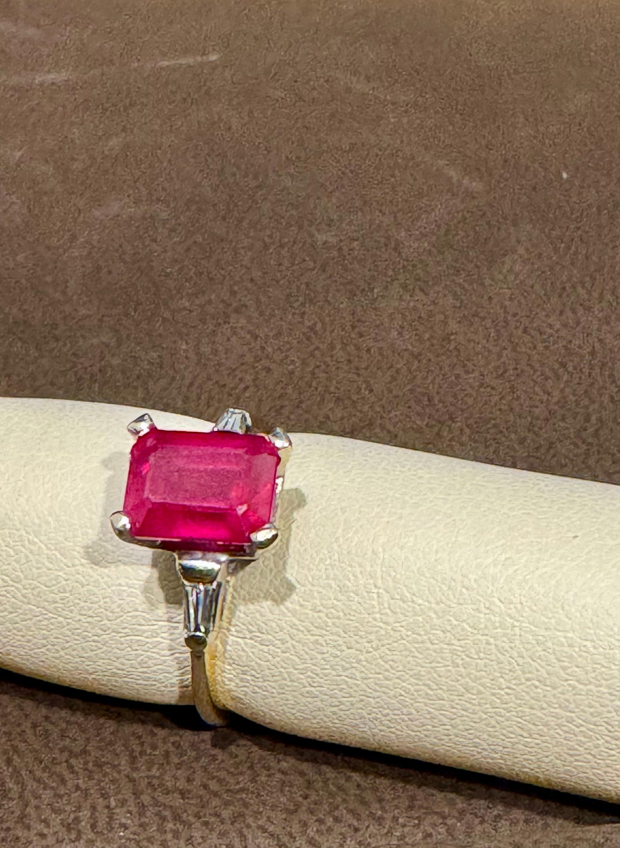 Taille ovale 2.5 Ct Emerald Cut Treated Ruby & 0.15 ct Diamond Ring 14 Kt White Gold Size 5 en vente