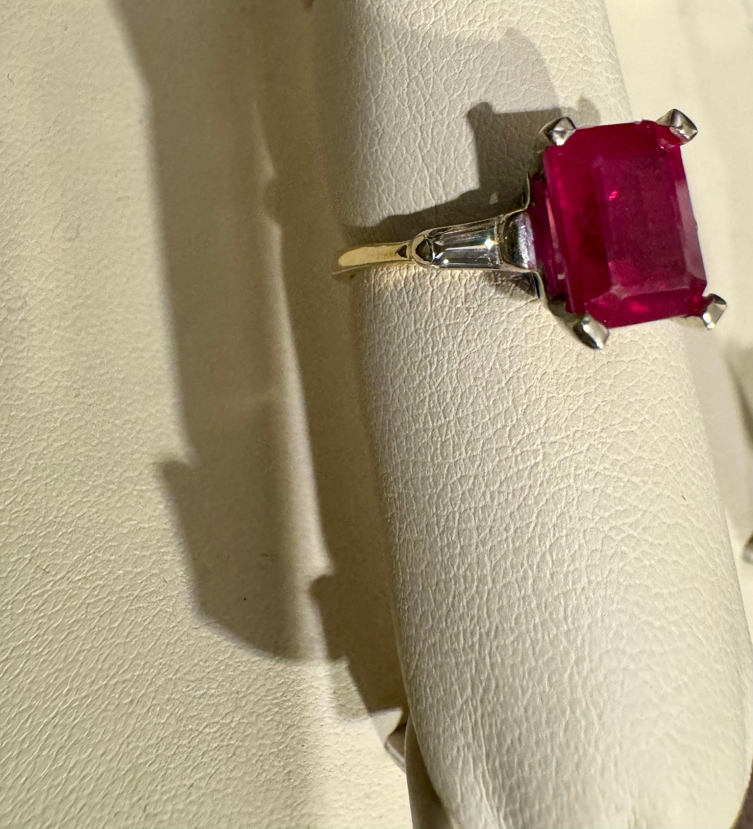 2.5 Ct Emerald Cut Treated Ruby & 0.15 ct Diamond Ring 14 Kt White Gold Size 5 Excellent état - En vente à New York, NY