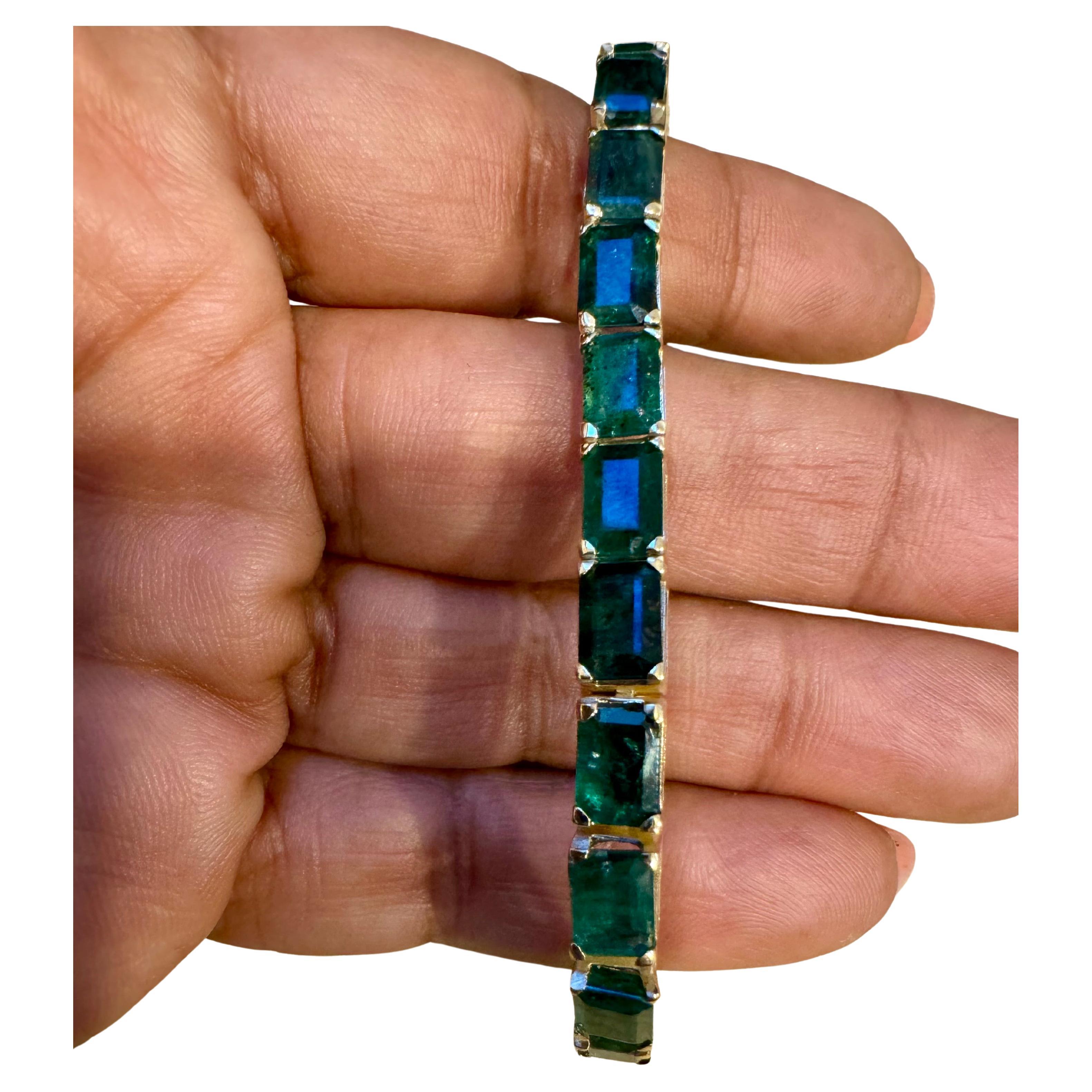  Questo tennis eccezionalmente bello  Il braccialetto contiene 24 pietre di smeraldo  forma  Smeraldi  .  Il peso totale degli smeraldi è  circa 25 carati. 
Il bracciale è sapientemente realizzato con 18.7  grammi di  Oro giallo 14 carati, comprese