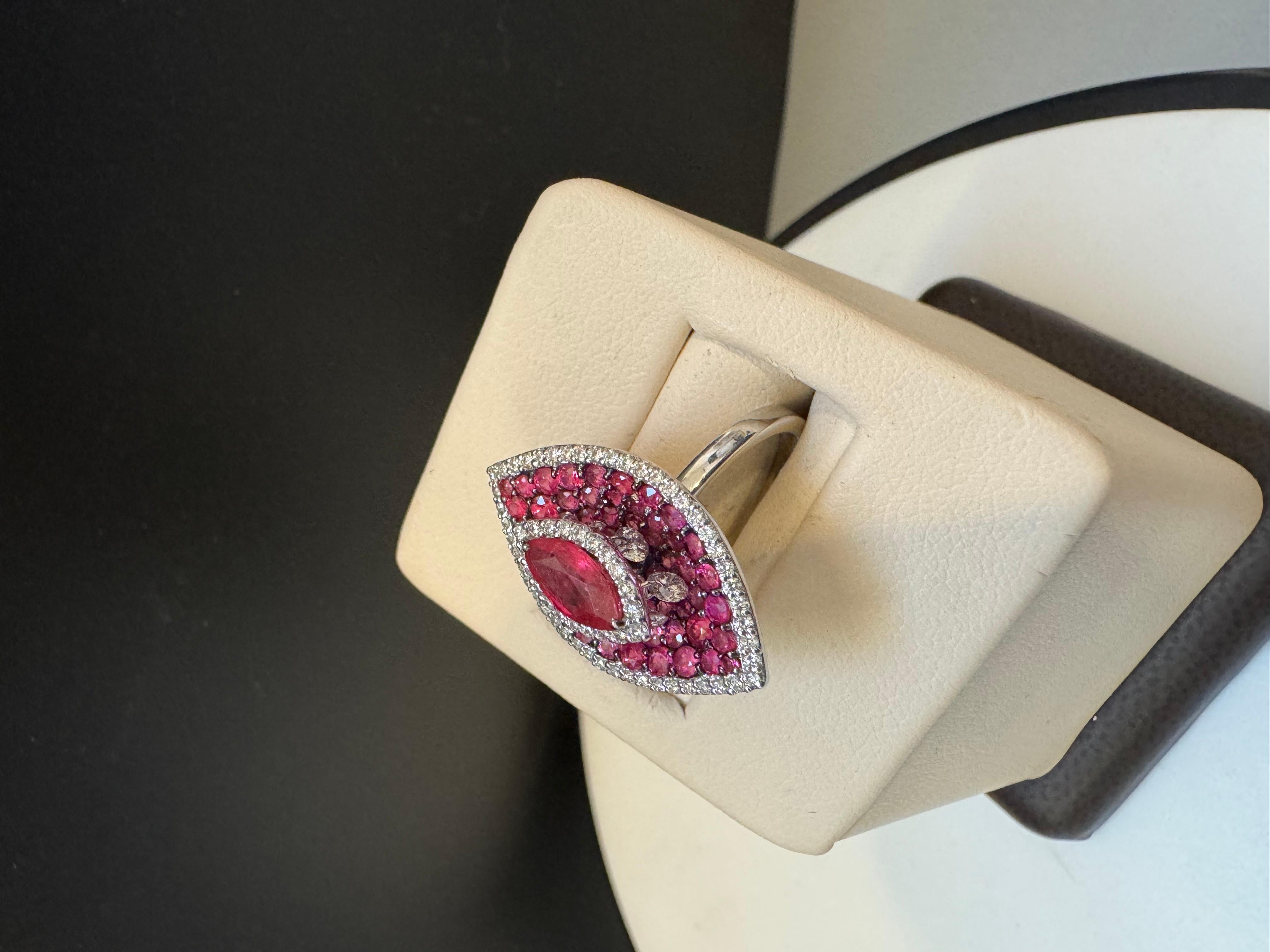 Taille Marquise 2.5 Ct Nature Marquis Ruby & 1 Ct Dancing Diamond 18 Kt White Gold Ring Size 6 en vente