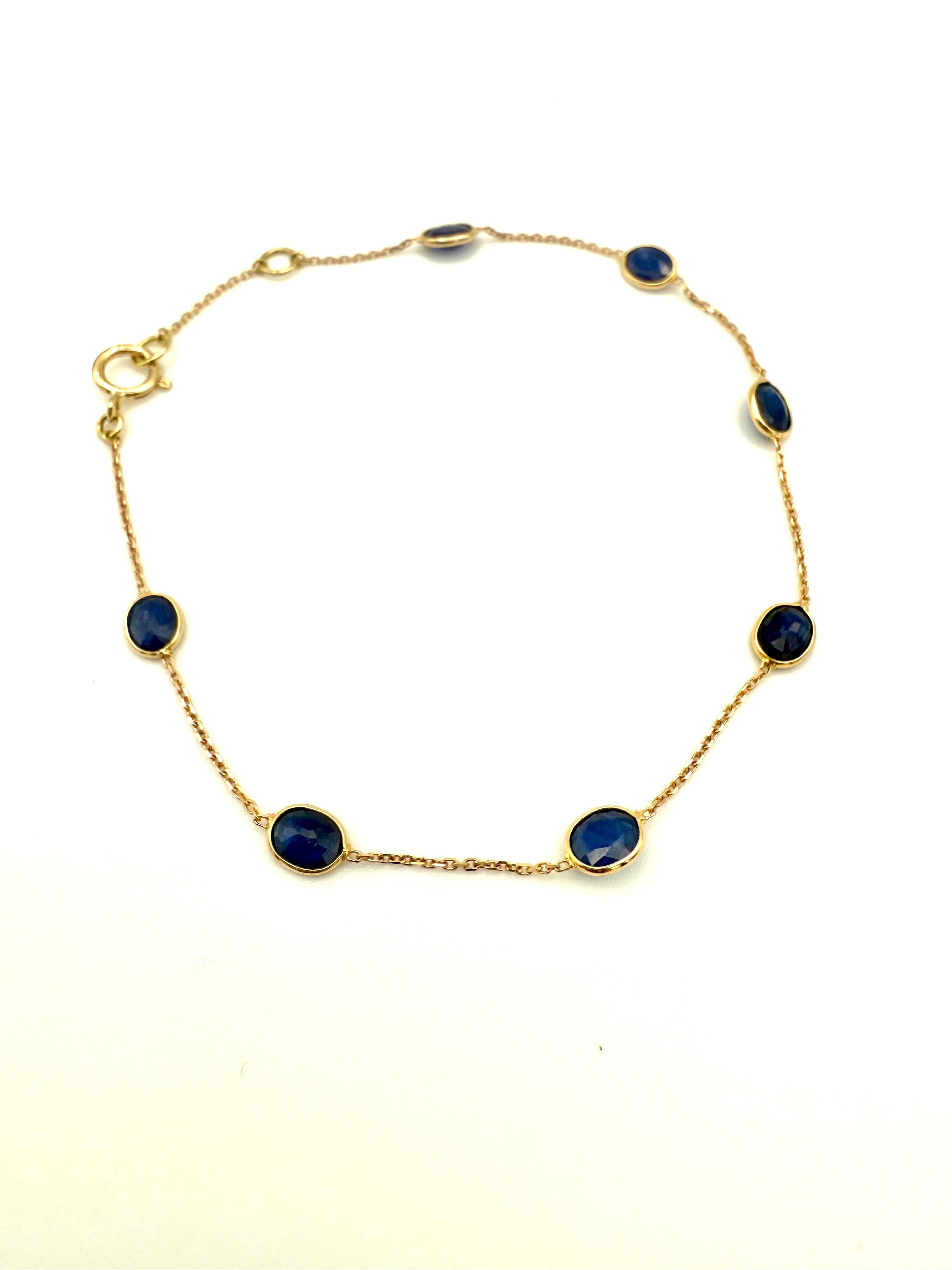 Pulsera apilable de cadena con zafiro azul talla oval de 2,5 qt Oro amarillo de 18 quilates

Delicada, radiante y elegante sin esfuerzo, esta refinada pulsera de cadena con estación presenta siete zafiros azules talla oval que suman un total de 2,50