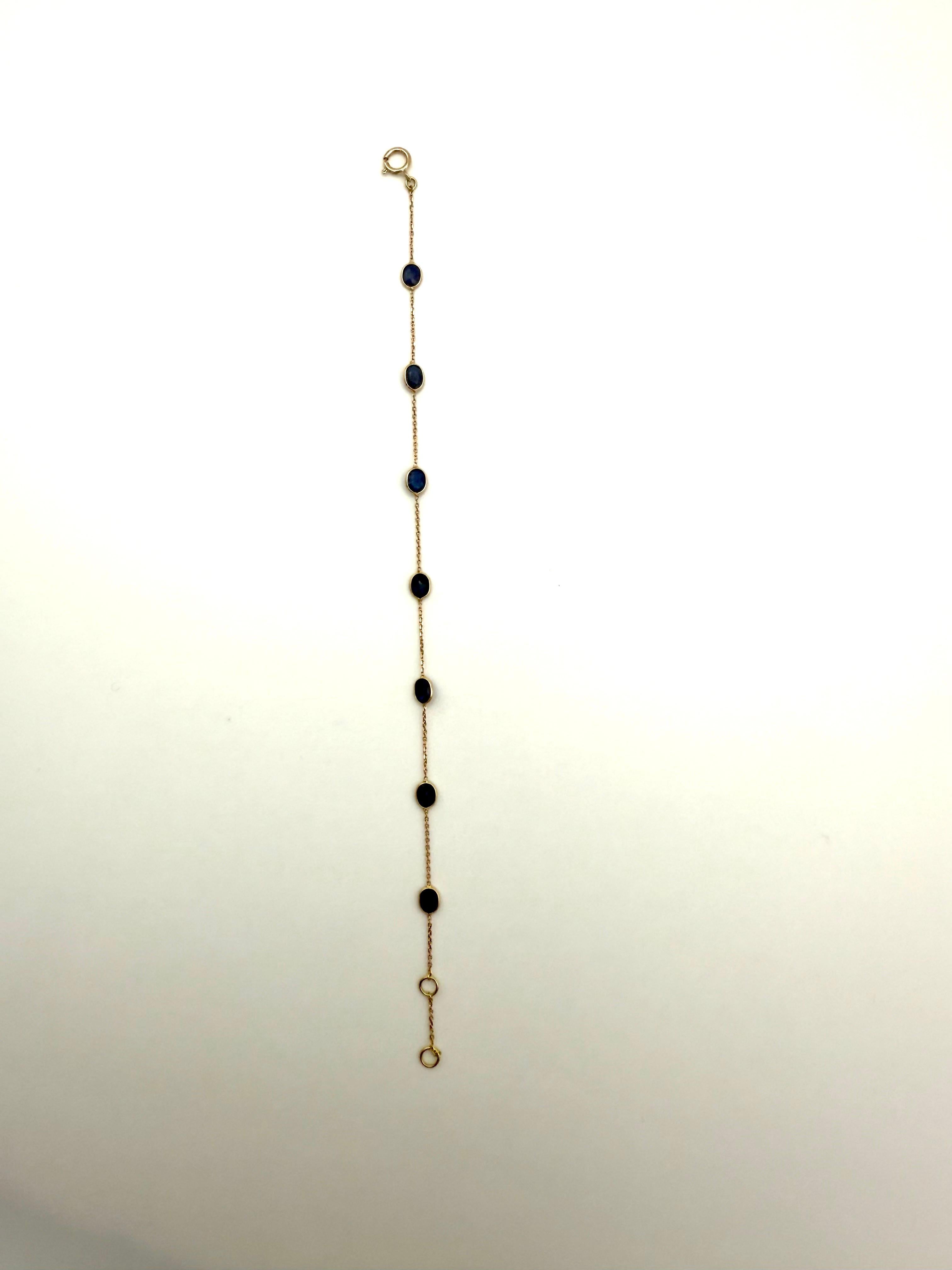 Pulsera apilable de cadena con zafiro azul talla oval de 2,5 qt Oro amarillo de 18 quilates Moderno en venta