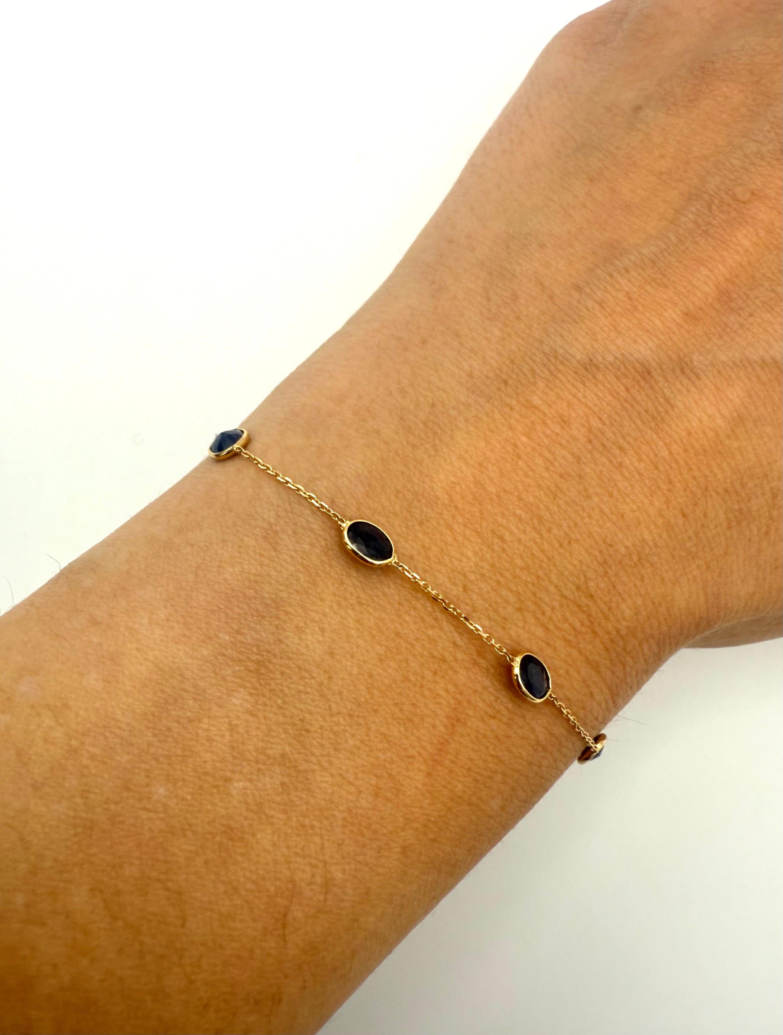 Pulsera apilable de cadena con zafiro azul talla oval de 2,5 qt Oro amarillo de 18 quilates en Bueno estado para la venta en Plainview, NY