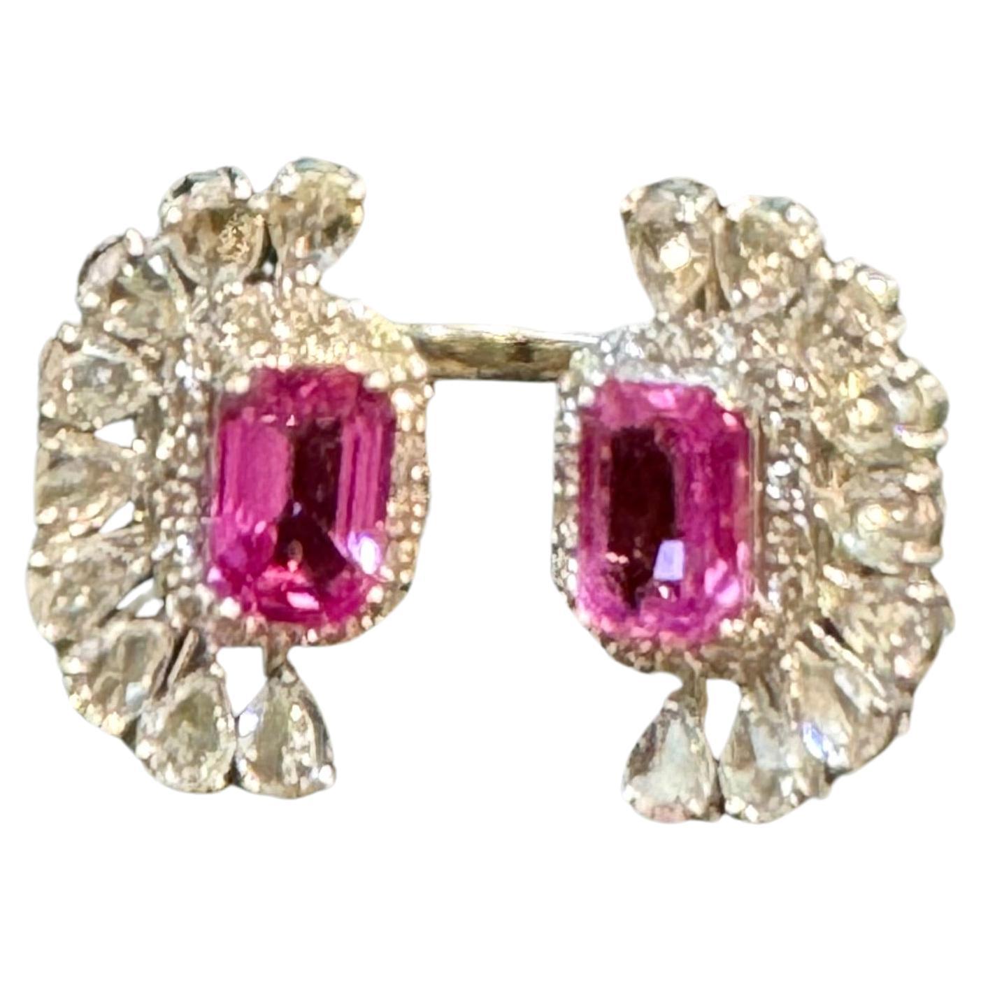 Der Ring aus 18 Karat Weißgold mit 2,5 Karat rosa Smaragdschliff und 2,8 Karat Diamanten in Größe 6 ist ein klassisches Stück mit zwei natürlichen rosa Saphiren im Smaragdschliff, die eine schöne Farbe und einen erstaunlichen Glanz mit sehr wenigen