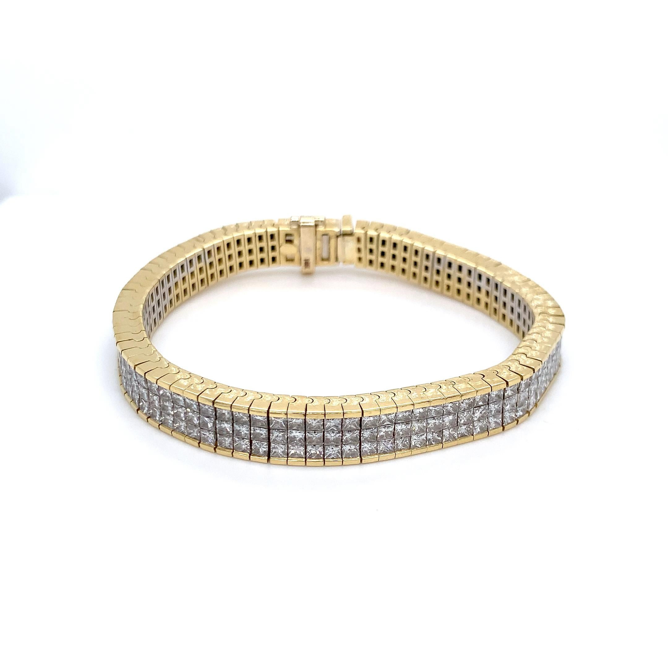 Ce magnifique bracelet a été réalisé dans les années 1980 par un bijoutier sur mesure. Il comporte 249 diamants de taille princesse. Les diamants sont de pureté VS2-SI1, de couleur G-H et de très bonne taille. Le poids total en carats est estimé à