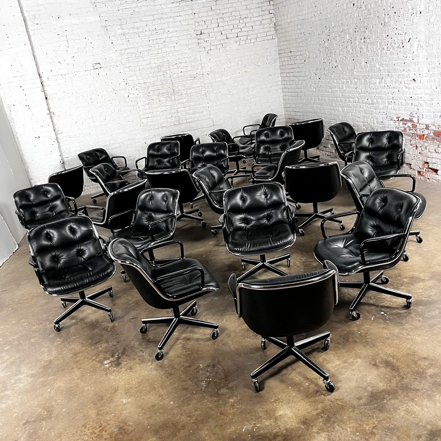 Magnifico set di 25 poltrone Executive da MCM (Mid-Century Modern) a moderne di Charles Pollock per Knoll. Ogni sedia è composta da una seduta e uno schienale in pelle nera con dettagli di bottoni, una fascia in alluminio, un'asta cromata, braccioli