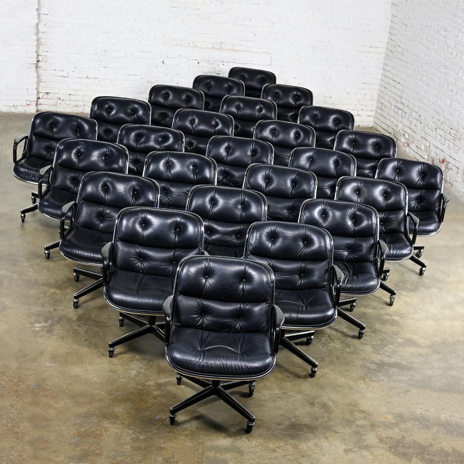 Mid-Century moderno 25 Poltrone direzionali di Charles Pollock per Knoll in pelle nera e base a 4 punte in vendita