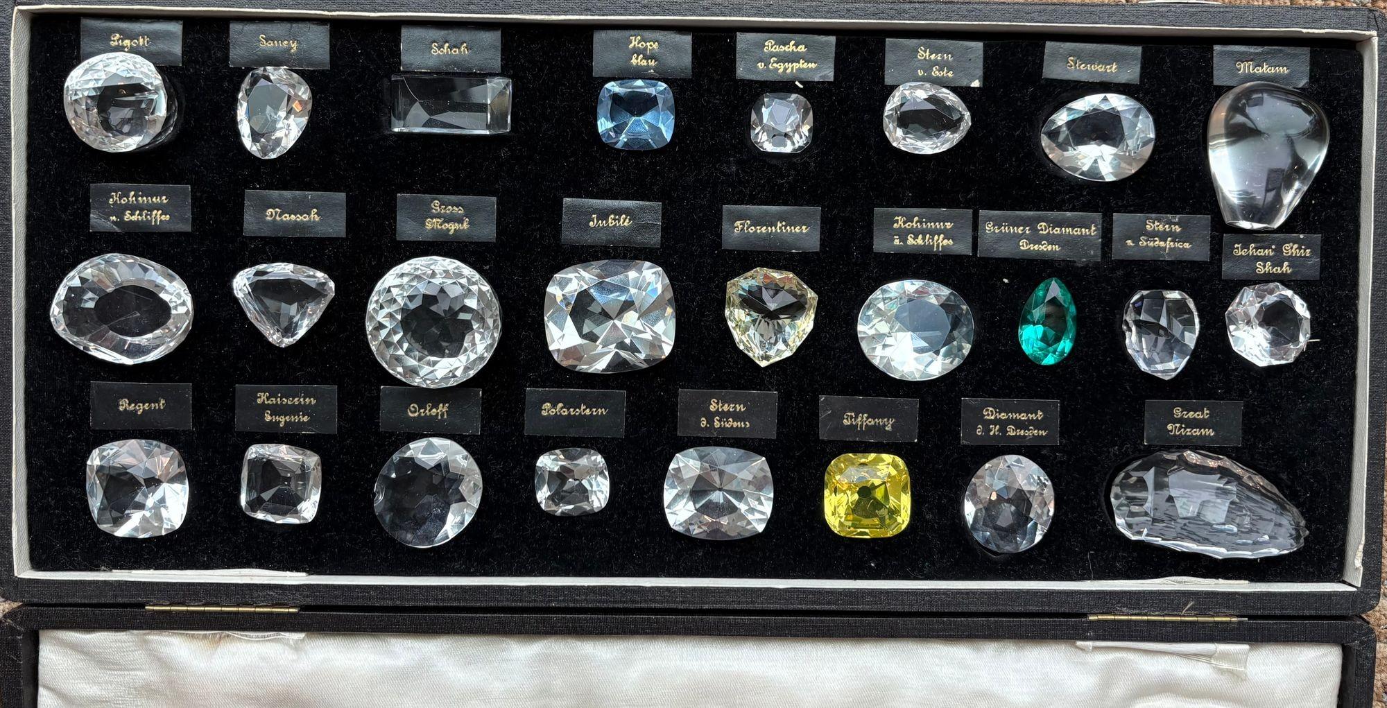 25 Glass Reproductions of Historical Diamonds, Leather Pad Case, Sotheby's Prov. In Good Condition For Sale In Manhasset, NY