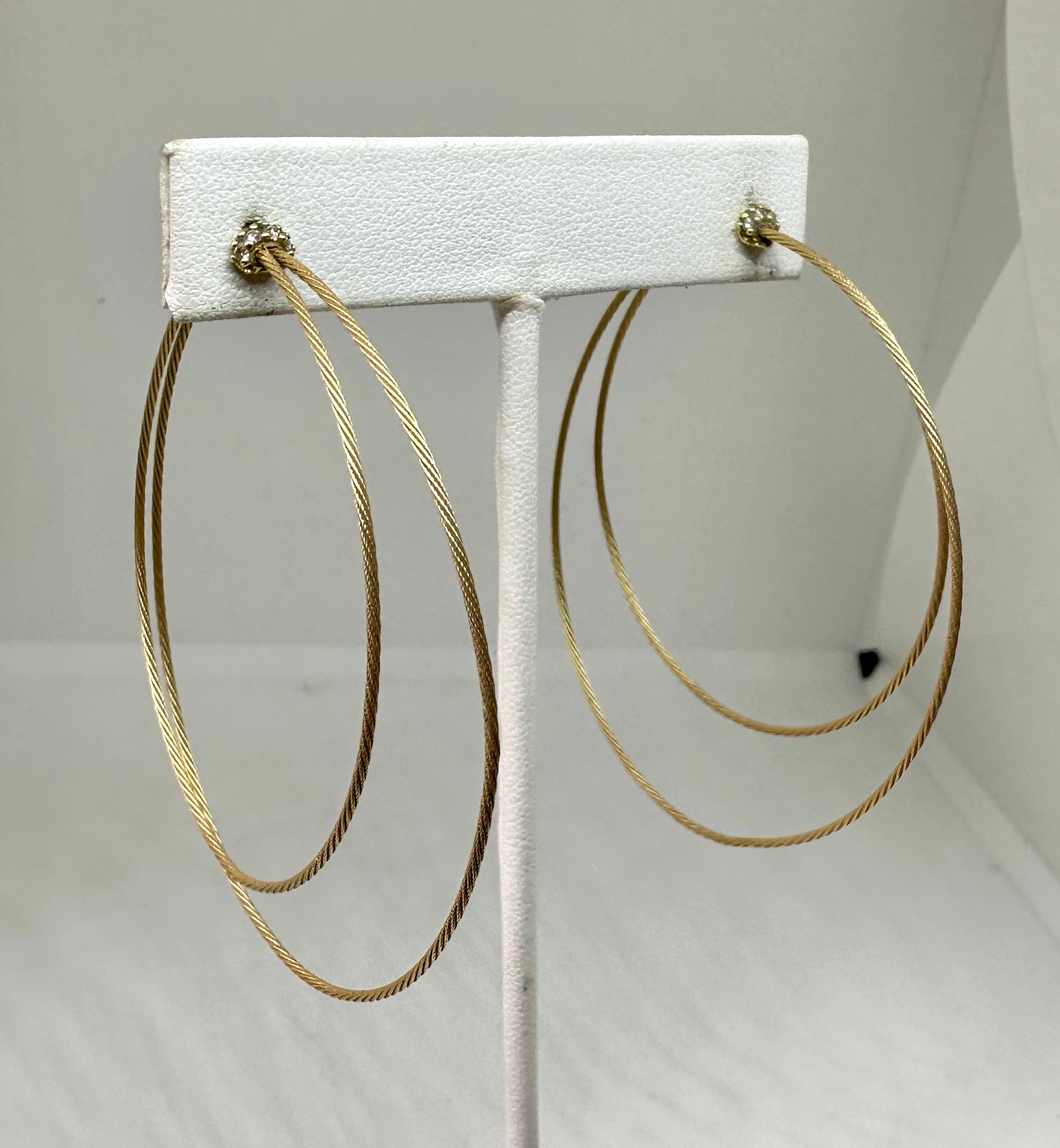 QUESTO È UNO SPLENDIDO PAIO DI ORECCHINI A CERCHIO CON DIAMANTE DA 2,5 POLLICI CON DOPPIO DISEGNO A TRECCIA IN ORO GIALLO 14 CARATI. 
Questi favolosi orecchini a cerchio con diamanti hanno un design a doppio cerchio intrecciato in squisito oro