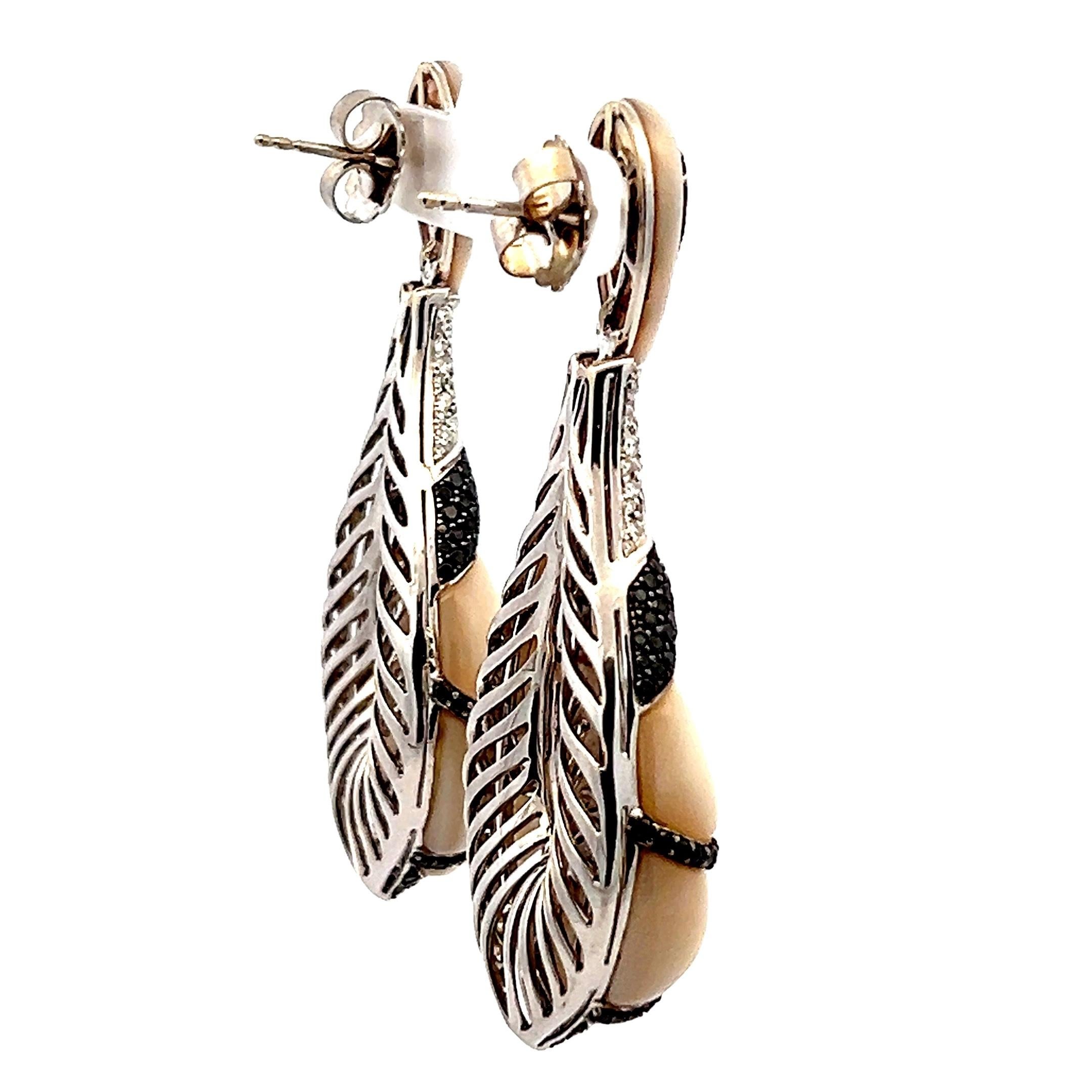 Pendientes de gota de nácar y diamantes de 2,5 pulgadas en oro blanco de 18 quilates - 4.00 Cara en Excelente estado para la venta en Miami, FL