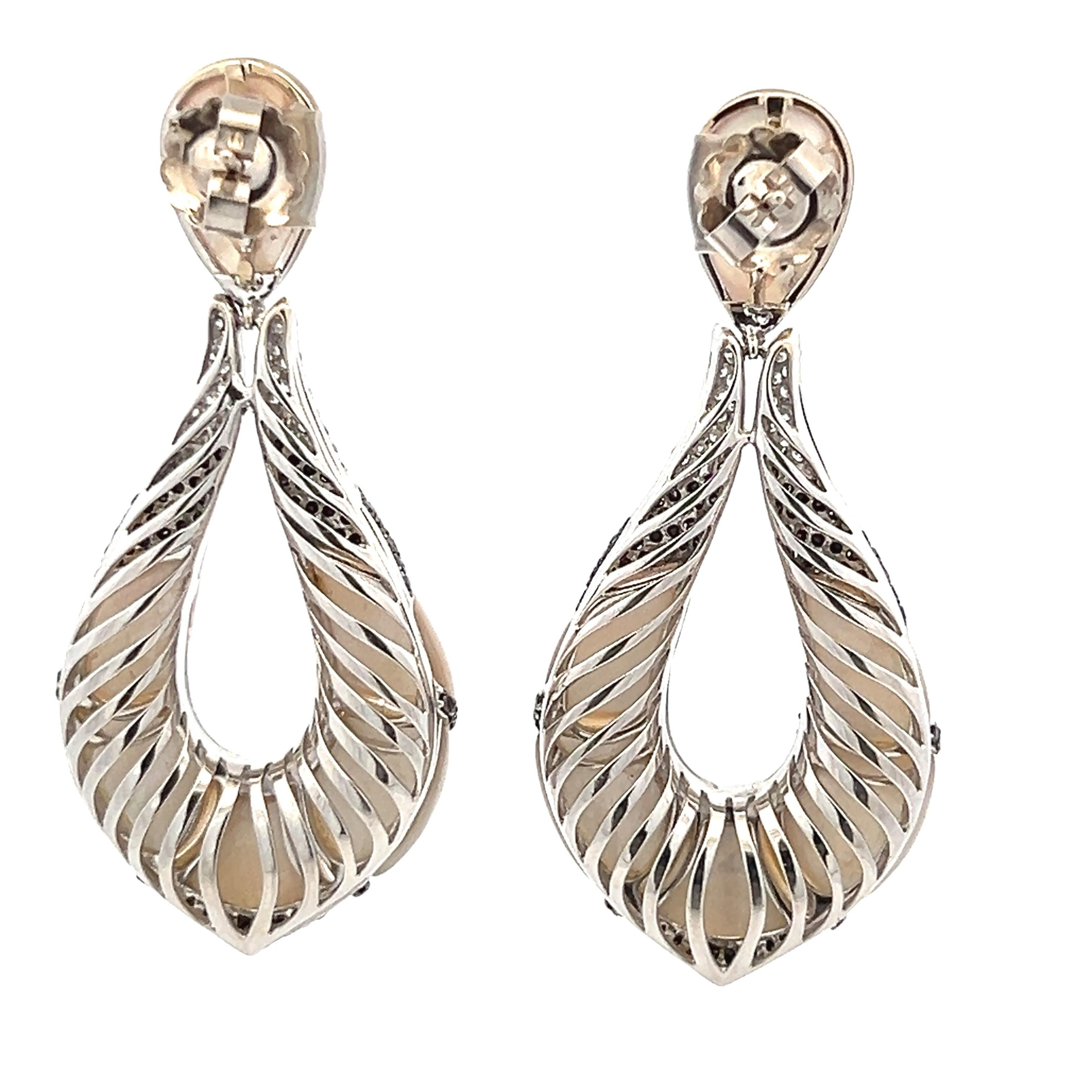 Pendientes de gota de nácar y diamantes de 2,5 pulgadas en oro blanco de 18 quilates - 4.00 Cara en venta 1