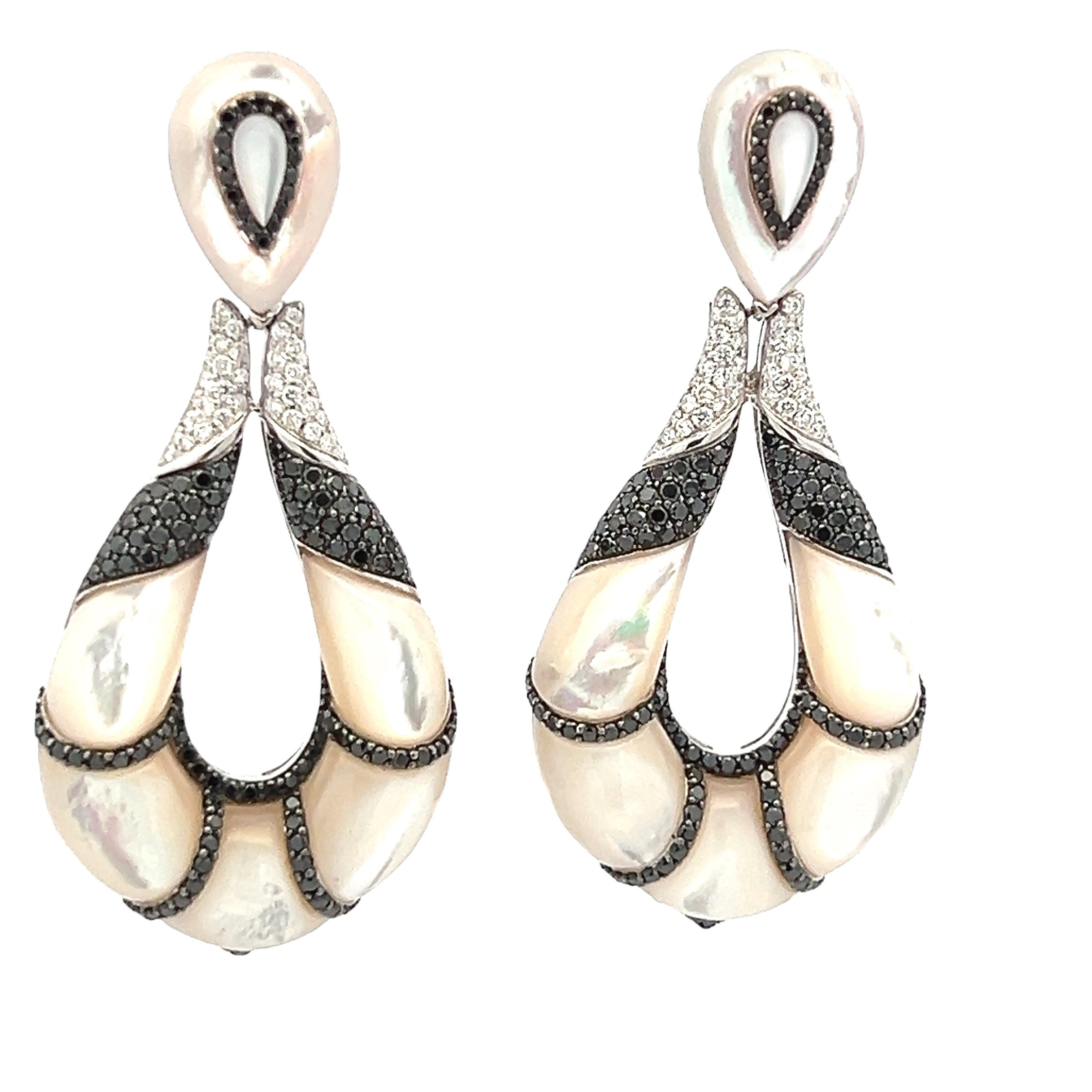 Pendientes de gota de nácar y diamantes de 2,5 pulgadas en oro blanco de 18 quilates - 4.00 Cara en venta 2