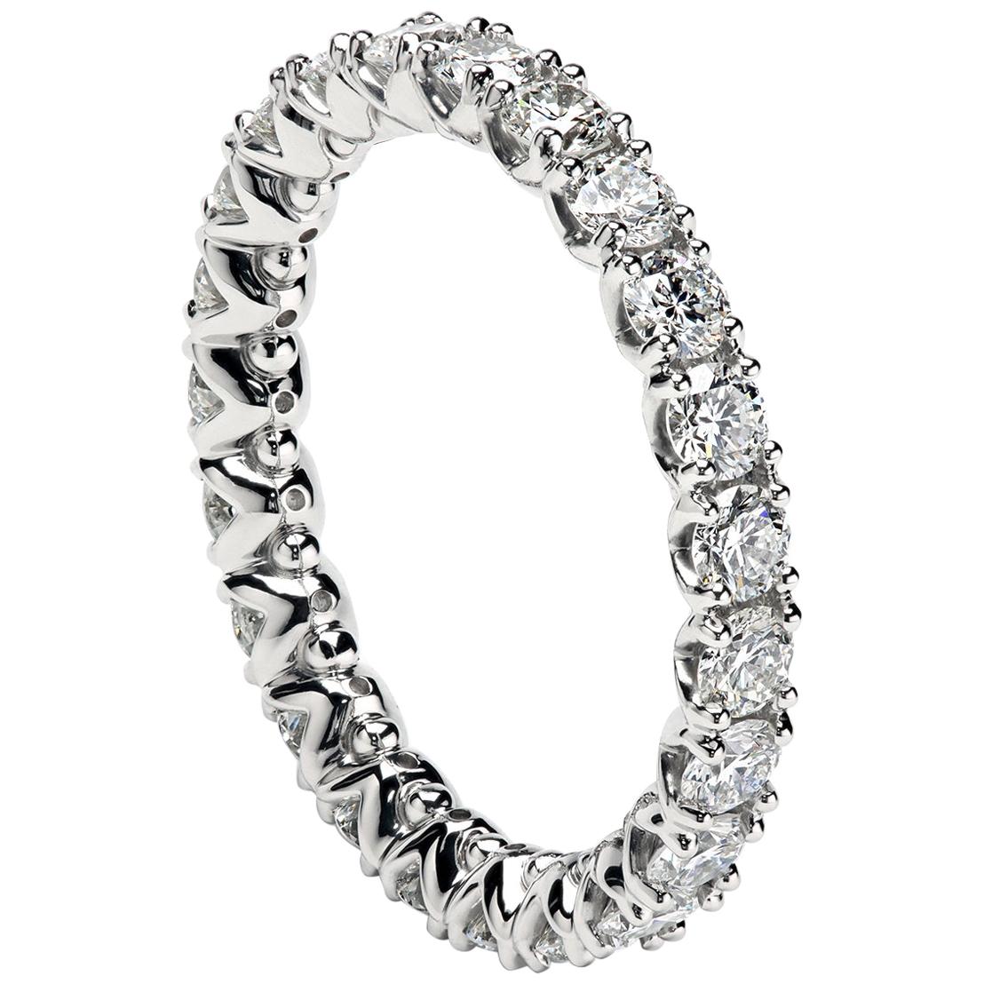 Alliance d'éternité « Duvet » de 2.5 mm sertie de diamants ronds par Leon Mege