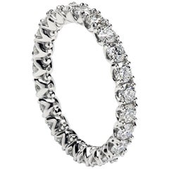 Alliance d'éternité « Duvet » de 2.5 mm sertie de diamants ronds par Leon Mege