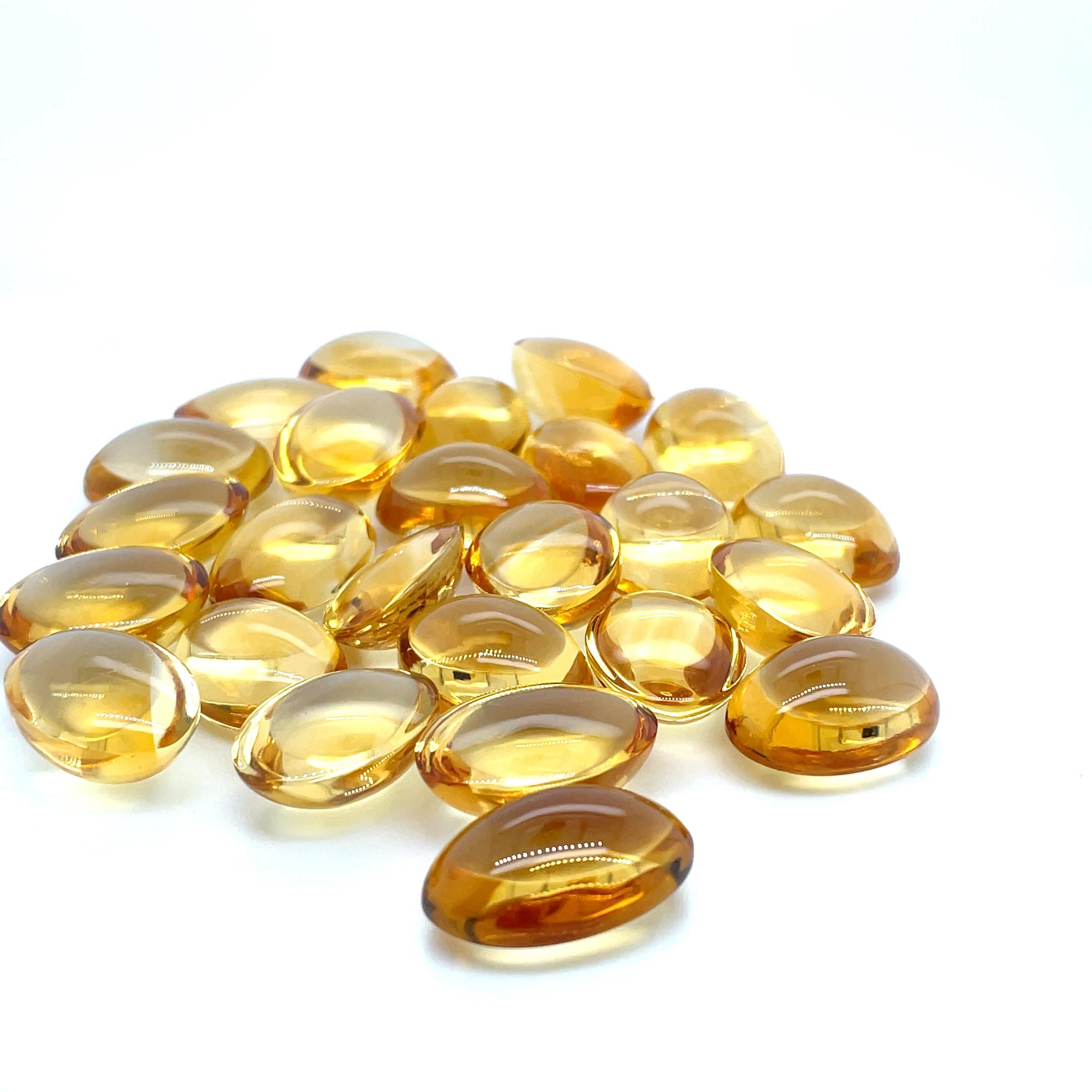 
Dieses Set enthält 25 wunderschöne ovale Cabochons aus Citrin mit einem Gesamtgewicht von 334,95 Karat. Diese Edelsteine stammen aus Brasilien, das für die Herstellung einiger der schönsten Citrine der Welt bekannt ist.

Jeder Stein hat eine warme,