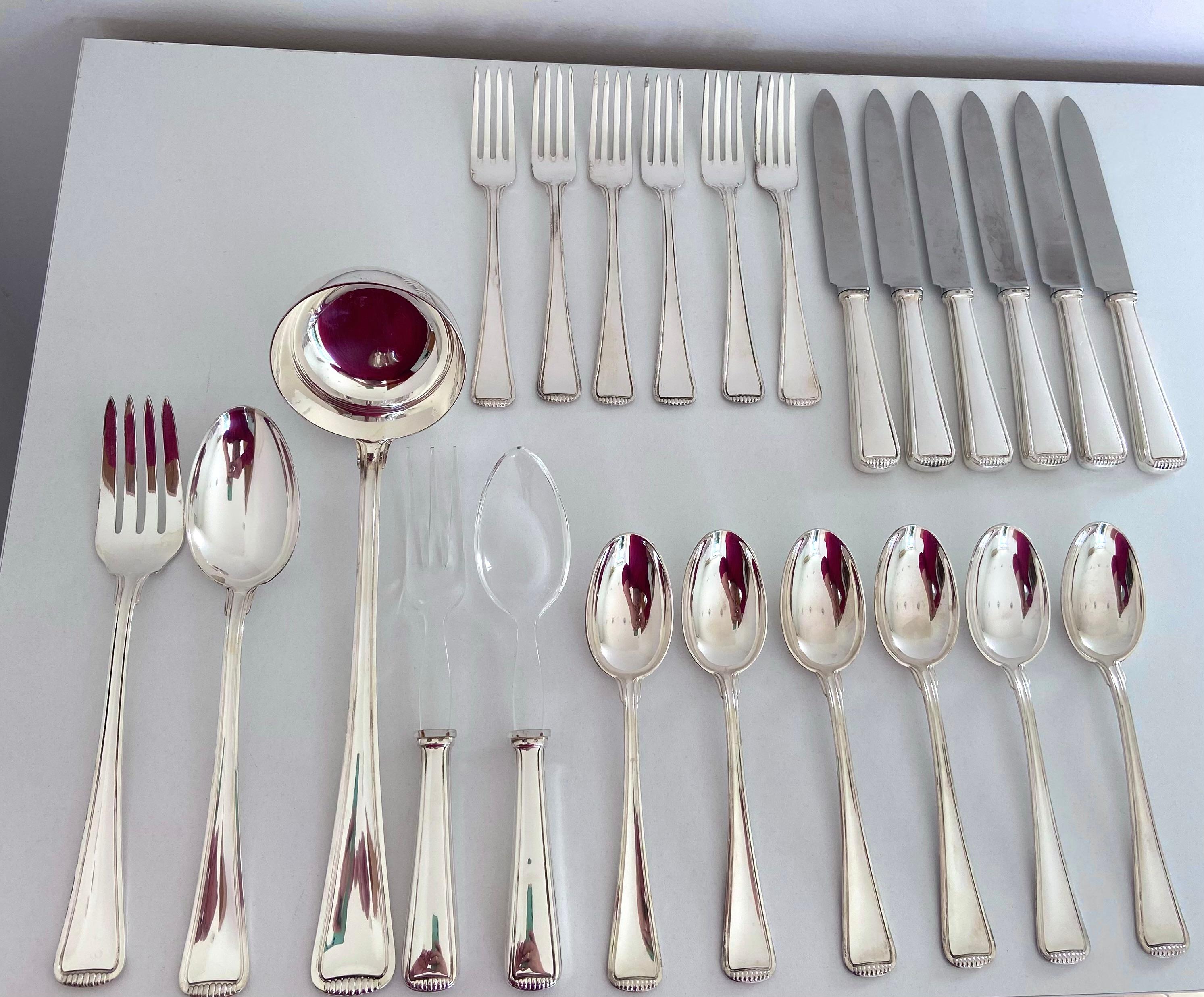 25-Piece Cutlery in 800 silver, Morini Silverware from Bologna.Produced in the 1990s, it is kept in its original box.The cutlery is in excellent condition while the box shows signs of aging.
The cutlery, in total 25 pieces, is composed as