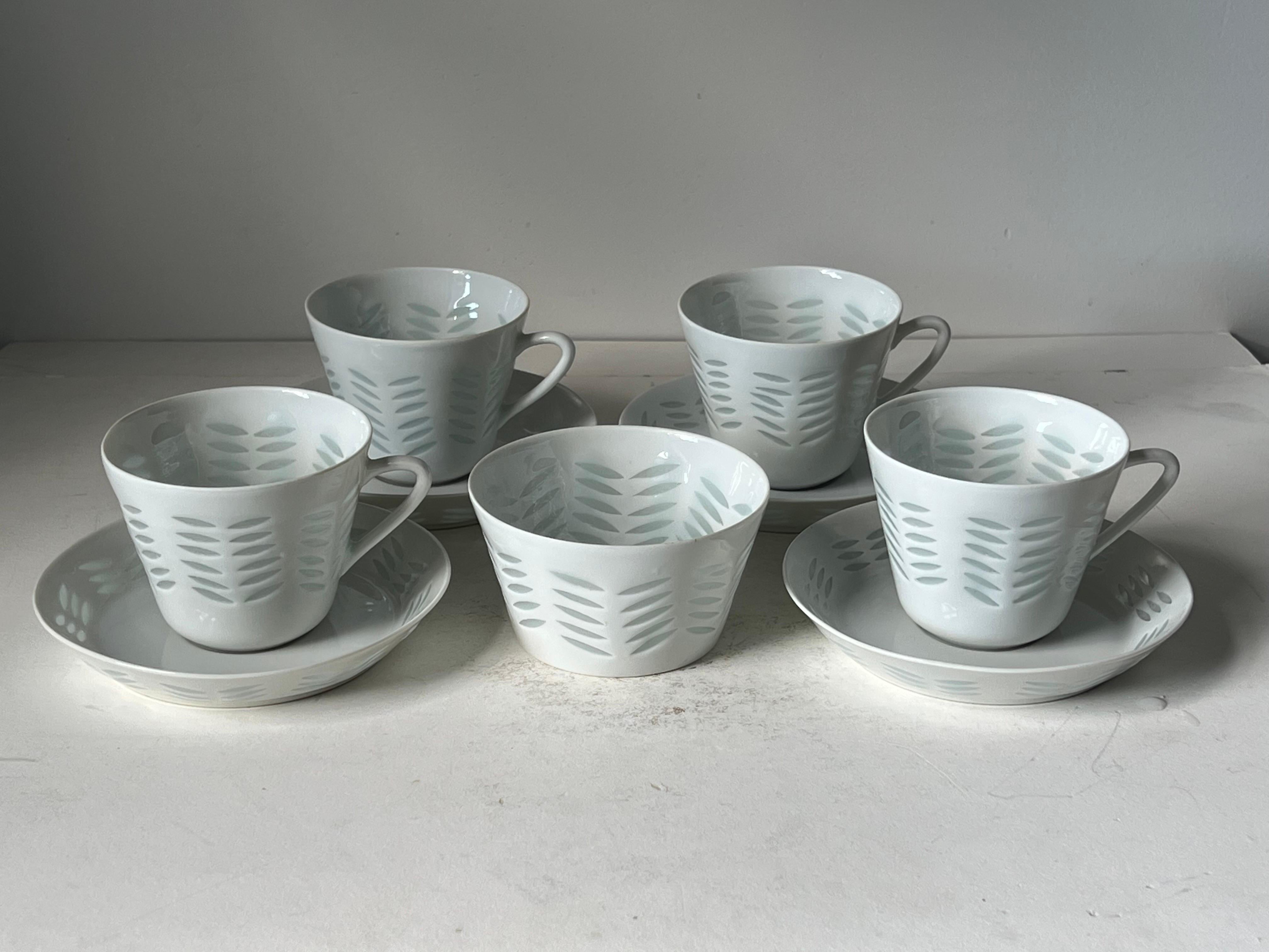 25 piece rice porcelain set designed by Friedl Holzer-Kjellberg for Arabia.
Set has 12 plates, 12 cups and small sugar bowl.
The plate measures 4.75