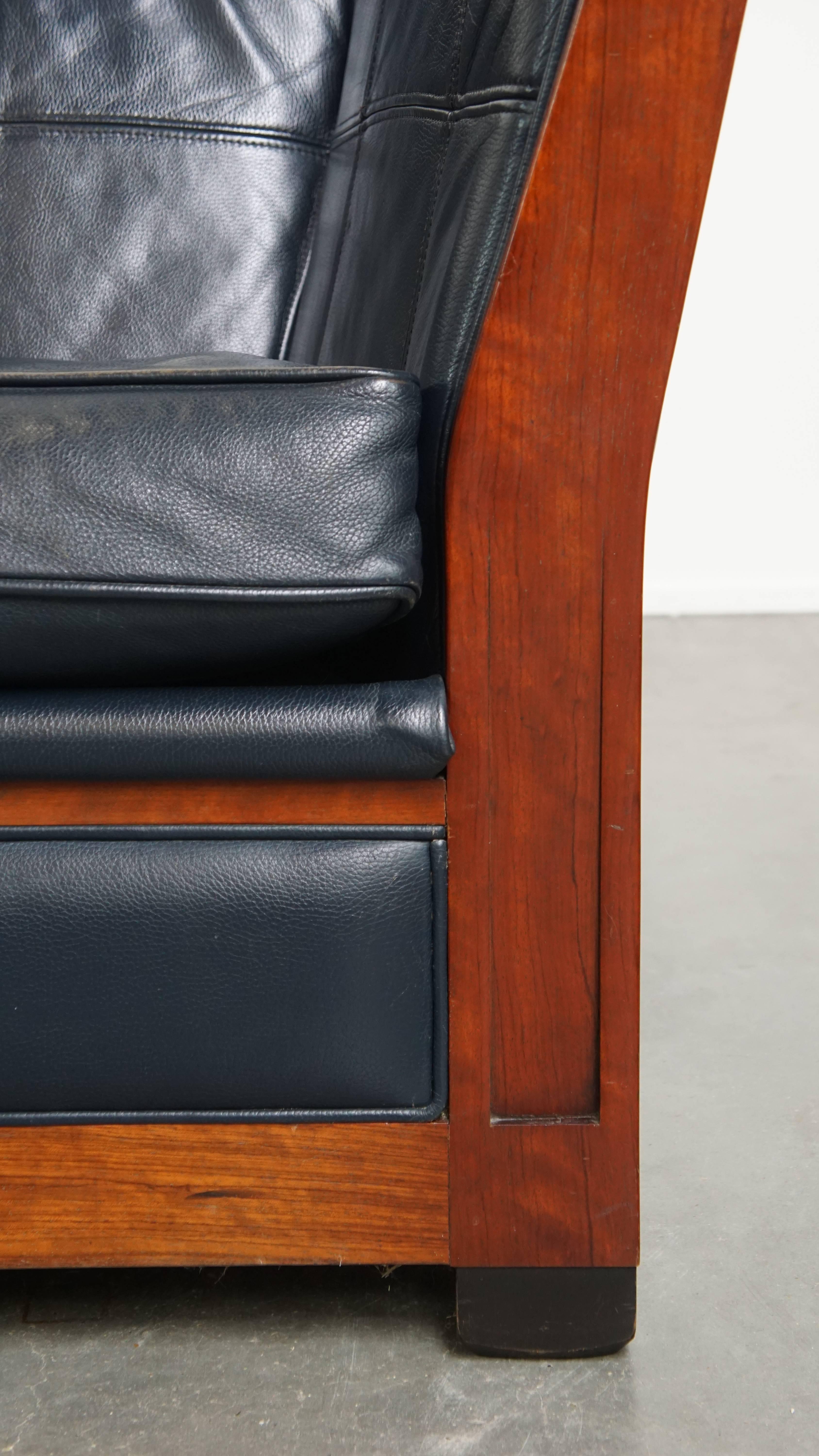 Divano Art Deco a 2,5 posti con lavorazione del legno e pelle di vacchetta blu scuro in vendita 3