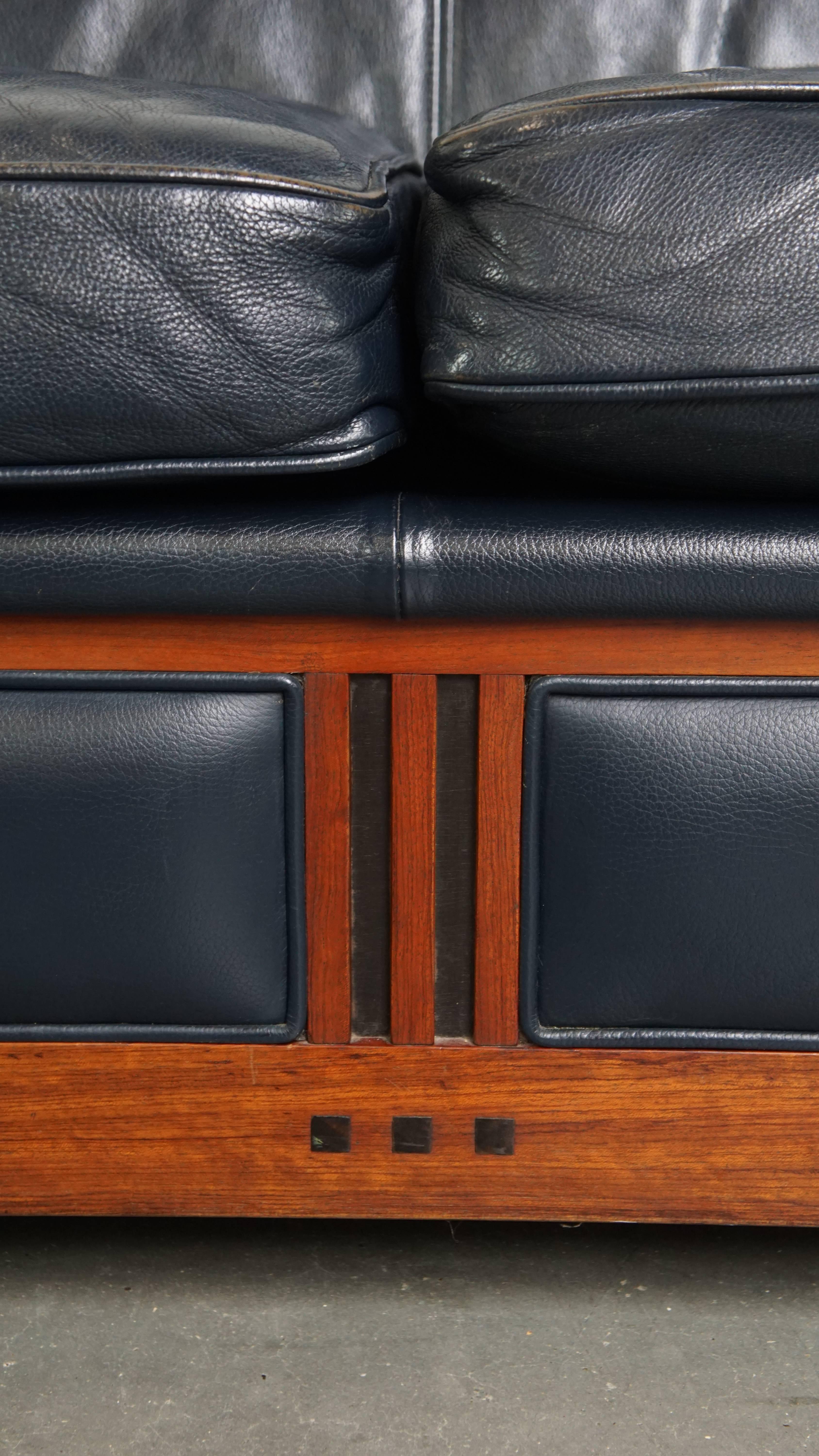 Divano Art Deco a 2,5 posti con lavorazione del legno e pelle di vacchetta blu scuro in vendita 4